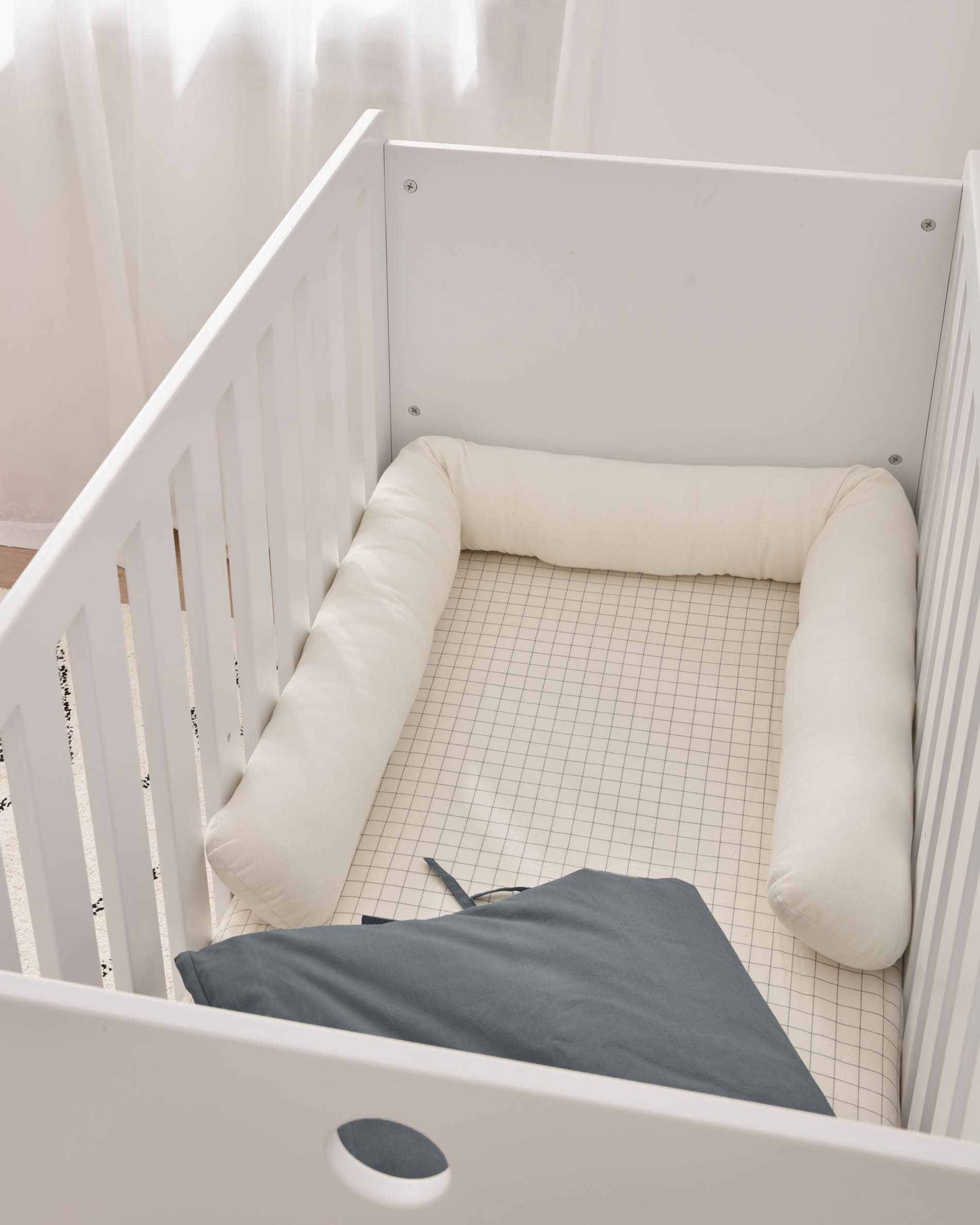 Die Valery Matratze (60 x 120 cm) von Kave Home bietet optimalen Schlafkomfort mit adaptivem Schaumstoff und pflegeleichtem, hypoallergenem Bezug.