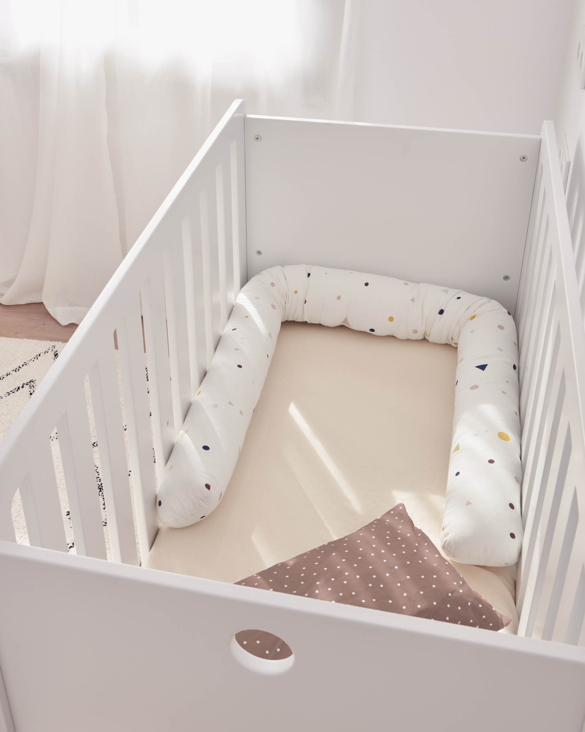 Die Valery Matratze (60 x 120 cm) von Kave Home sorgt für erholsamen Schlaf mit anpassungsfähigem Schaumstoff und waschbarem, hypoallergenem Bezug.