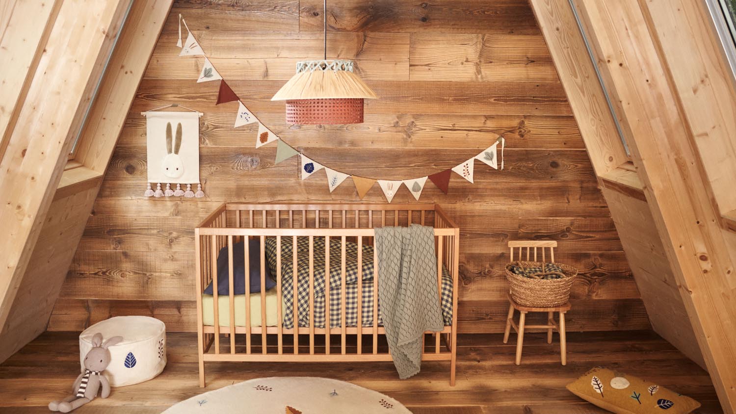 Die Valery Matratze (60 x 120 cm) von Kave Home bietet optimalen Schlafkomfort mit adaptivem Schaumstoff und pflegeleichtem, hypoallergenem Bezug.