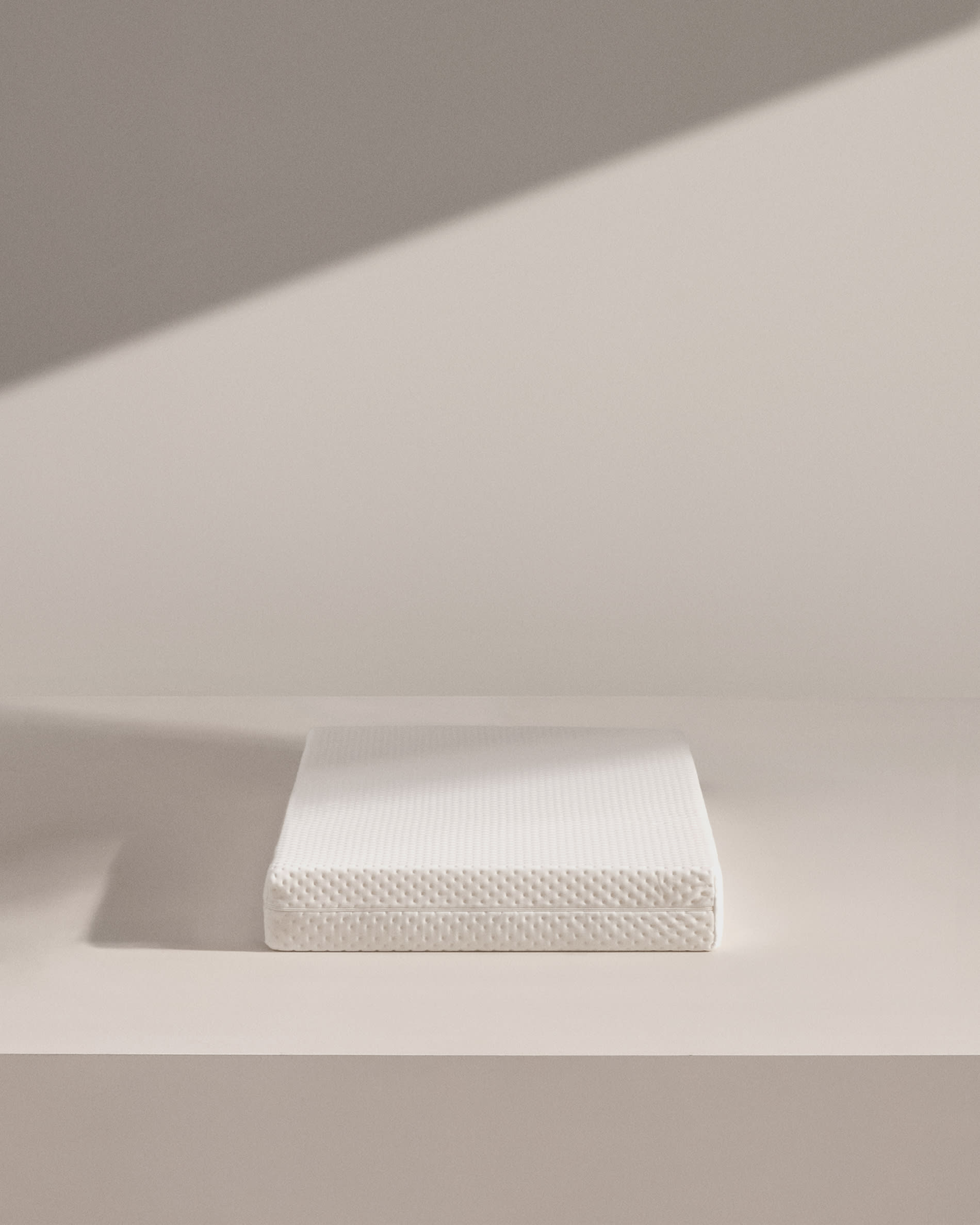 Die Valery Matratze (60 x 120 cm) von Kave Home sorgt für erholsamen Schlaf mit anpassungsfähigem Schaumstoff und waschbarem, hypoallergenem Bezug.