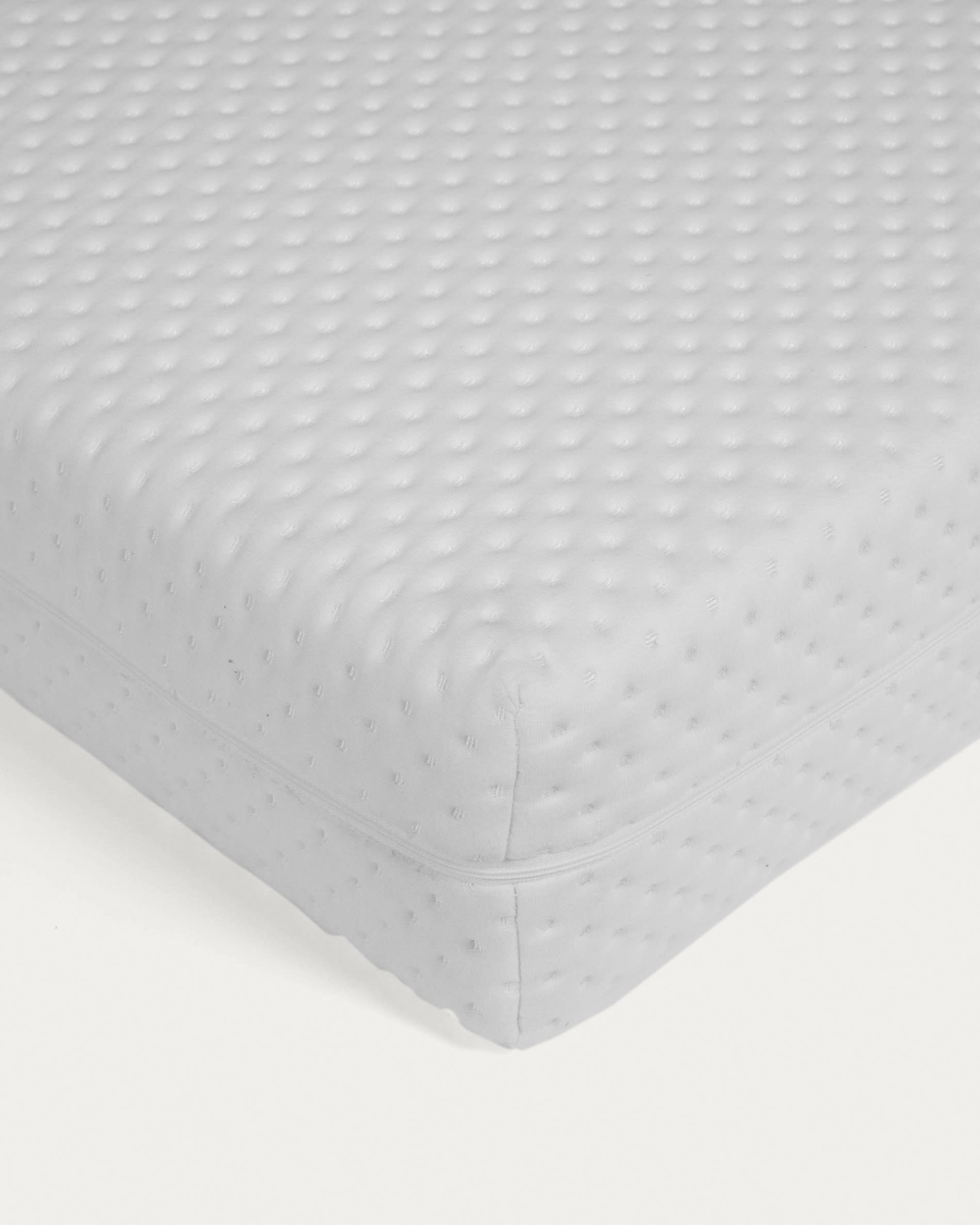 Die Valery Adaptive Foam Matratze (70 x 140 cm) von Kave Home bietet optimalen Komfort und Unterstützung für einen gesunden Schlaf im Kinderzimmer.