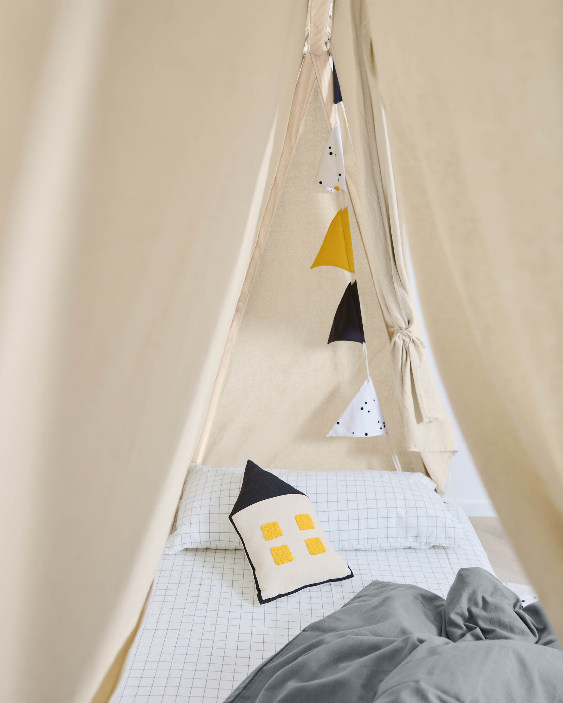 Die Valery Adaptive Foam Matratze (70 x 140 cm) von Kave Home bietet optimalen Komfort und Unterstützung für einen gesunden Schlaf im Kinderzimmer.