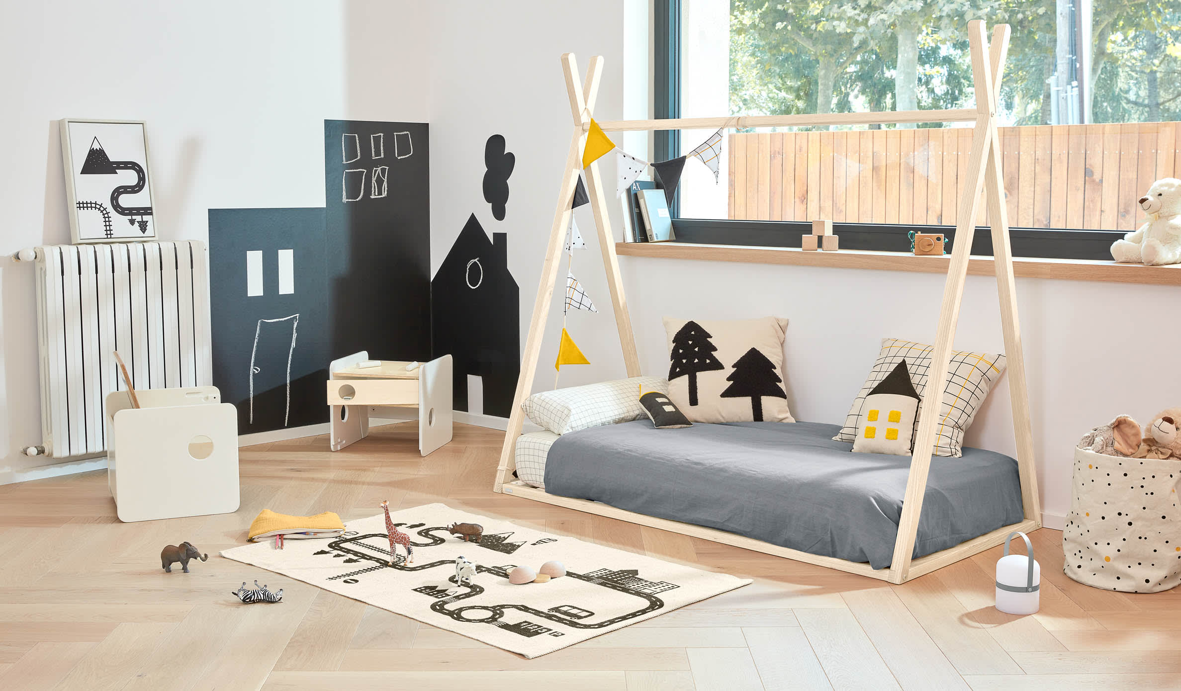 Die Valery Adaptive Foam Matratze (70 x 140 cm) von Kave Home bietet optimalen Komfort und Unterstützung für einen gesunden Schlaf im Kinderzimmer.