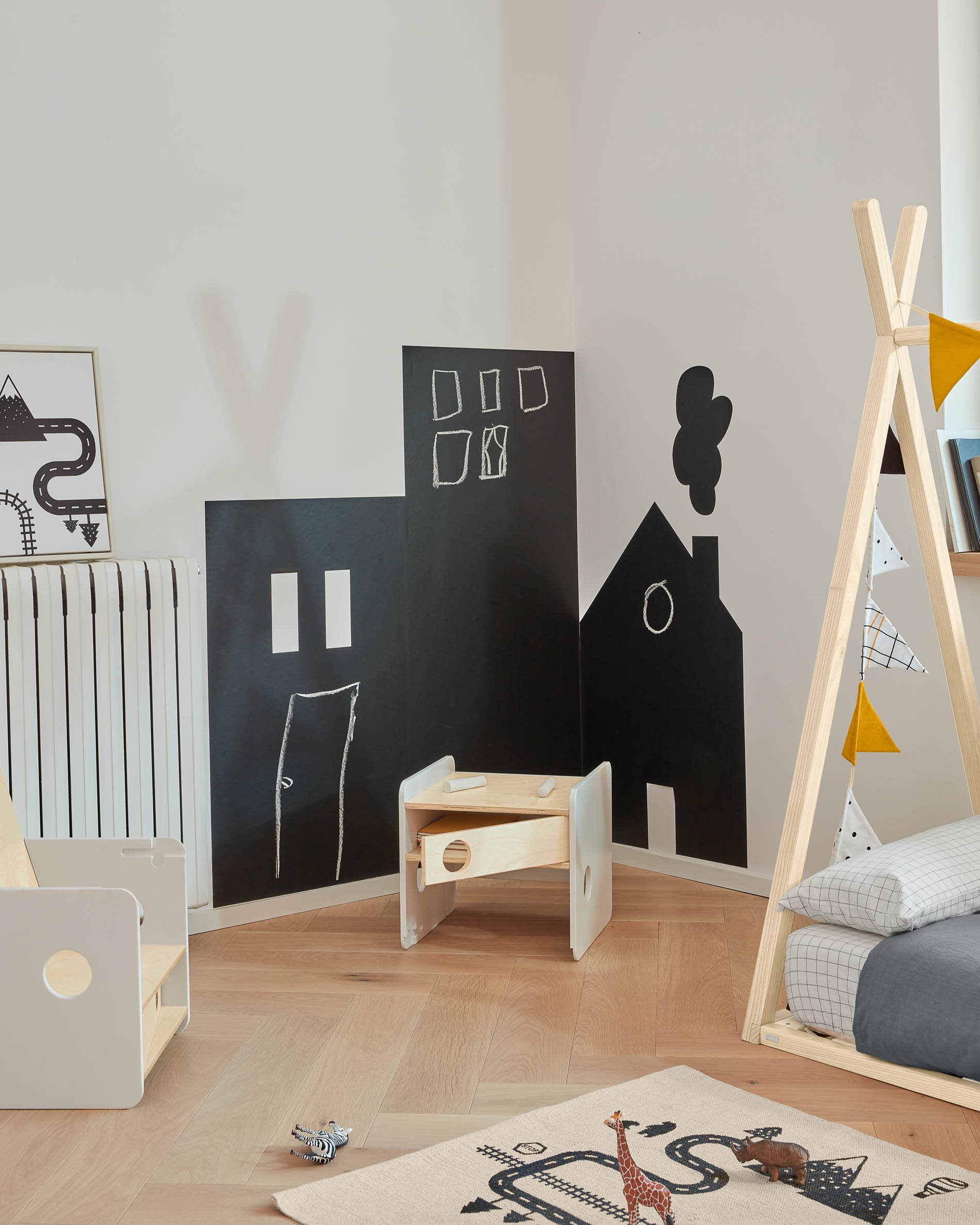 Die Valery Adaptive Foam Matratze (70 x 140 cm) von Kave Home sorgt für erholsamen Schlaf und passt perfekt in jedes Kinderbett.