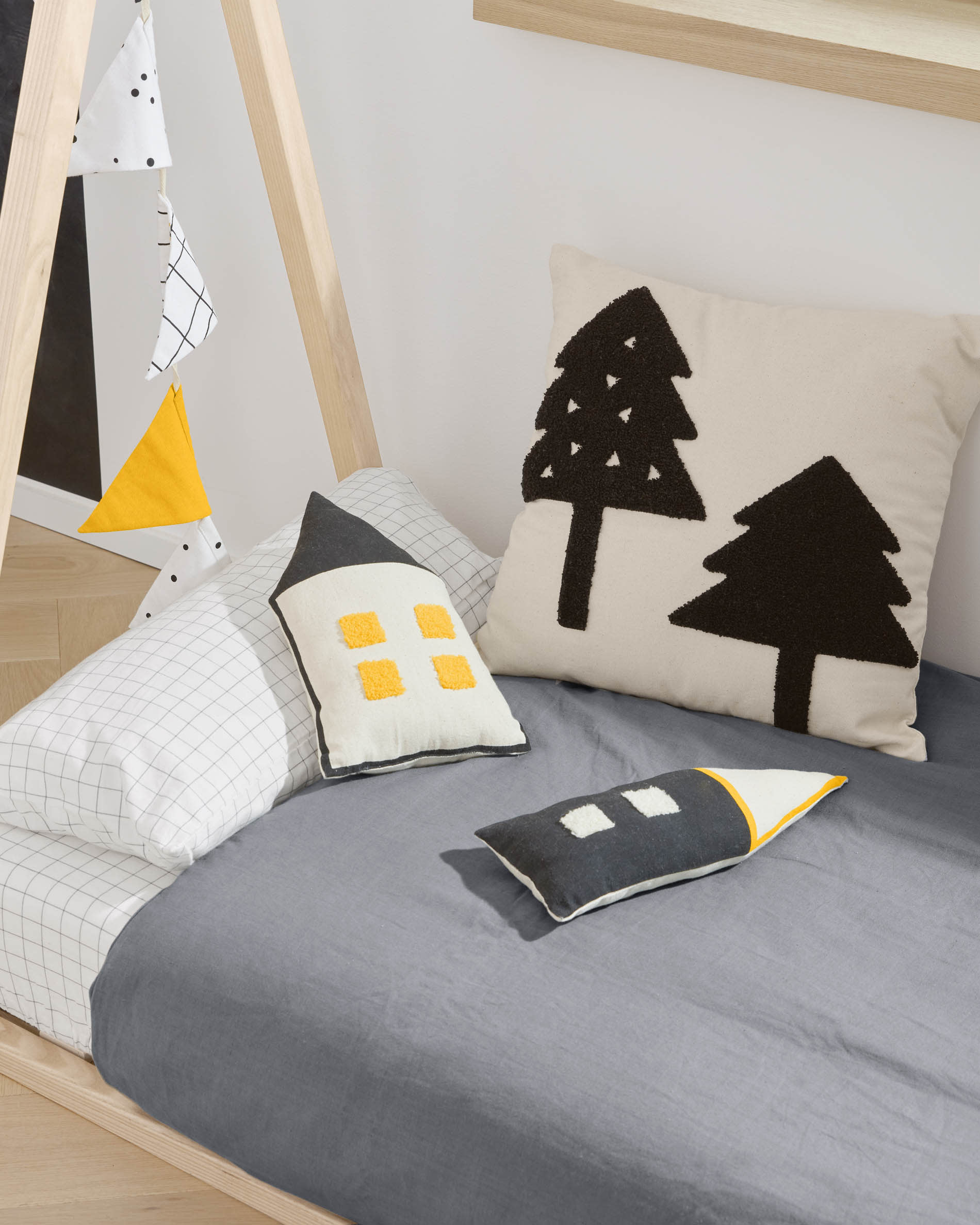 Die Valery Adaptive Foam Matratze (70 x 140 cm) von Kave Home sorgt für erholsamen Schlaf und passt perfekt in jedes Kinderbett.