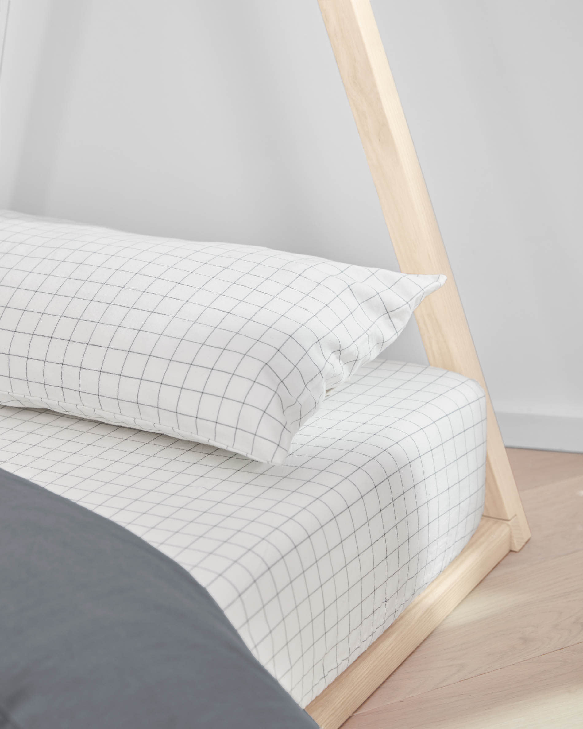 Die Valery Adaptive Foam Matratze (70 x 140 cm) von Kave Home sorgt für erholsamen Schlaf und passt perfekt in jedes Kinderbett.