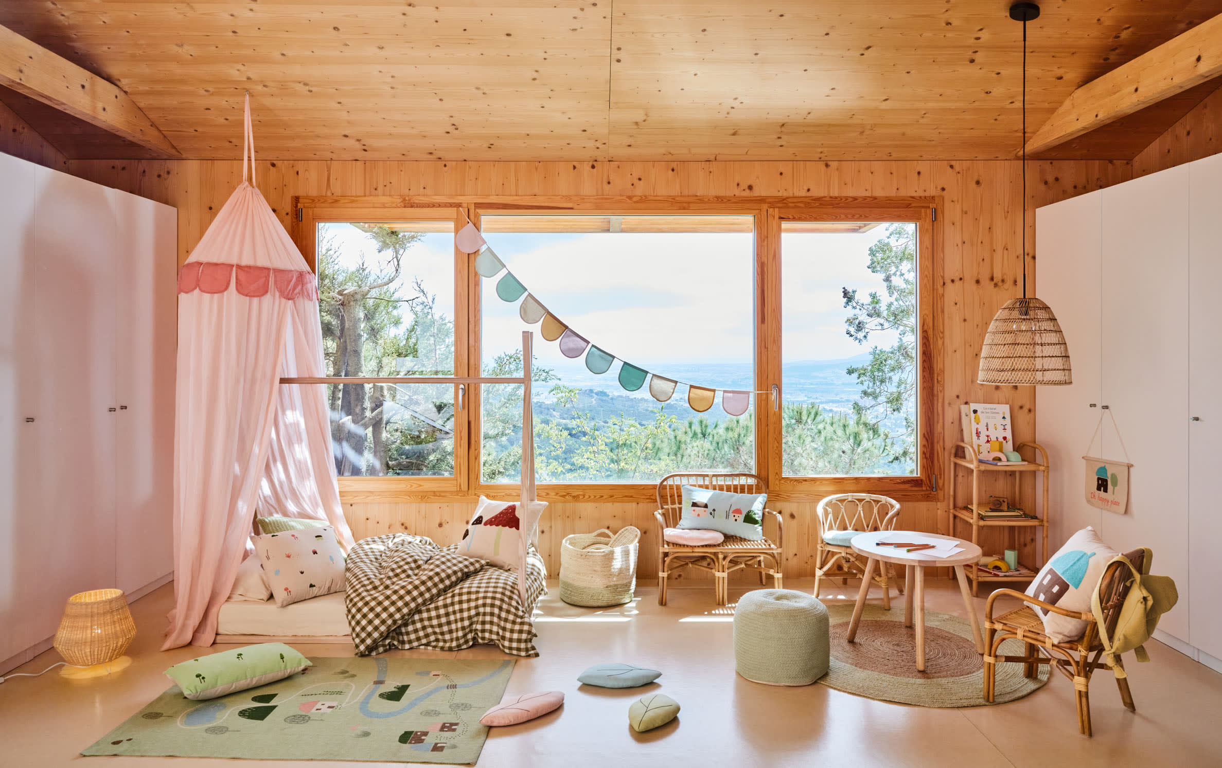 Die Valery Adaptive Foam Matratze (70 x 140 cm) von Kave Home bietet optimalen Komfort und Unterstützung für einen gesunden Schlaf im Kinderzimmer.