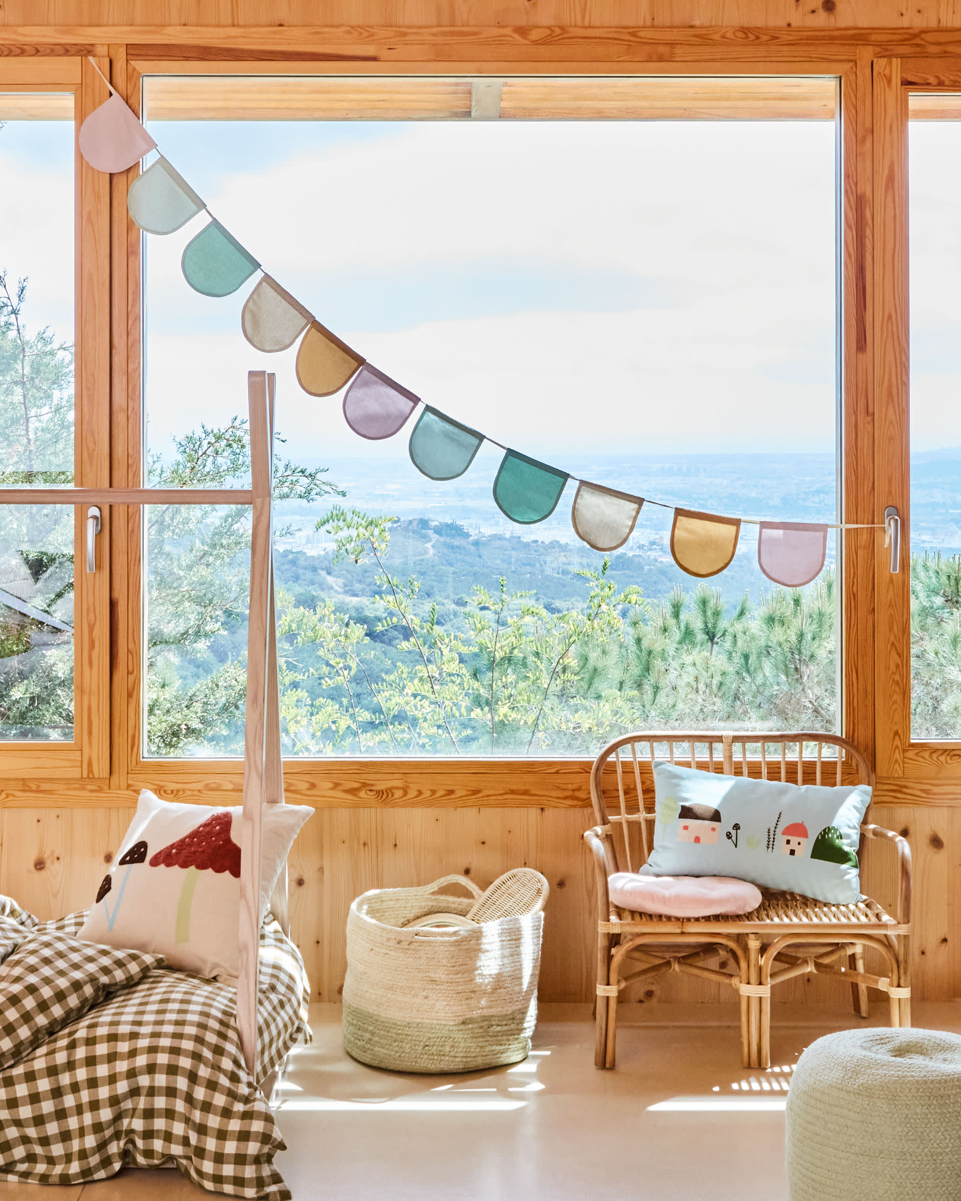 Die Valery Adaptive Foam Matratze (70 x 140 cm) von Kave Home bietet optimalen Komfort und Unterstützung für einen gesunden Schlaf im Kinderzimmer.