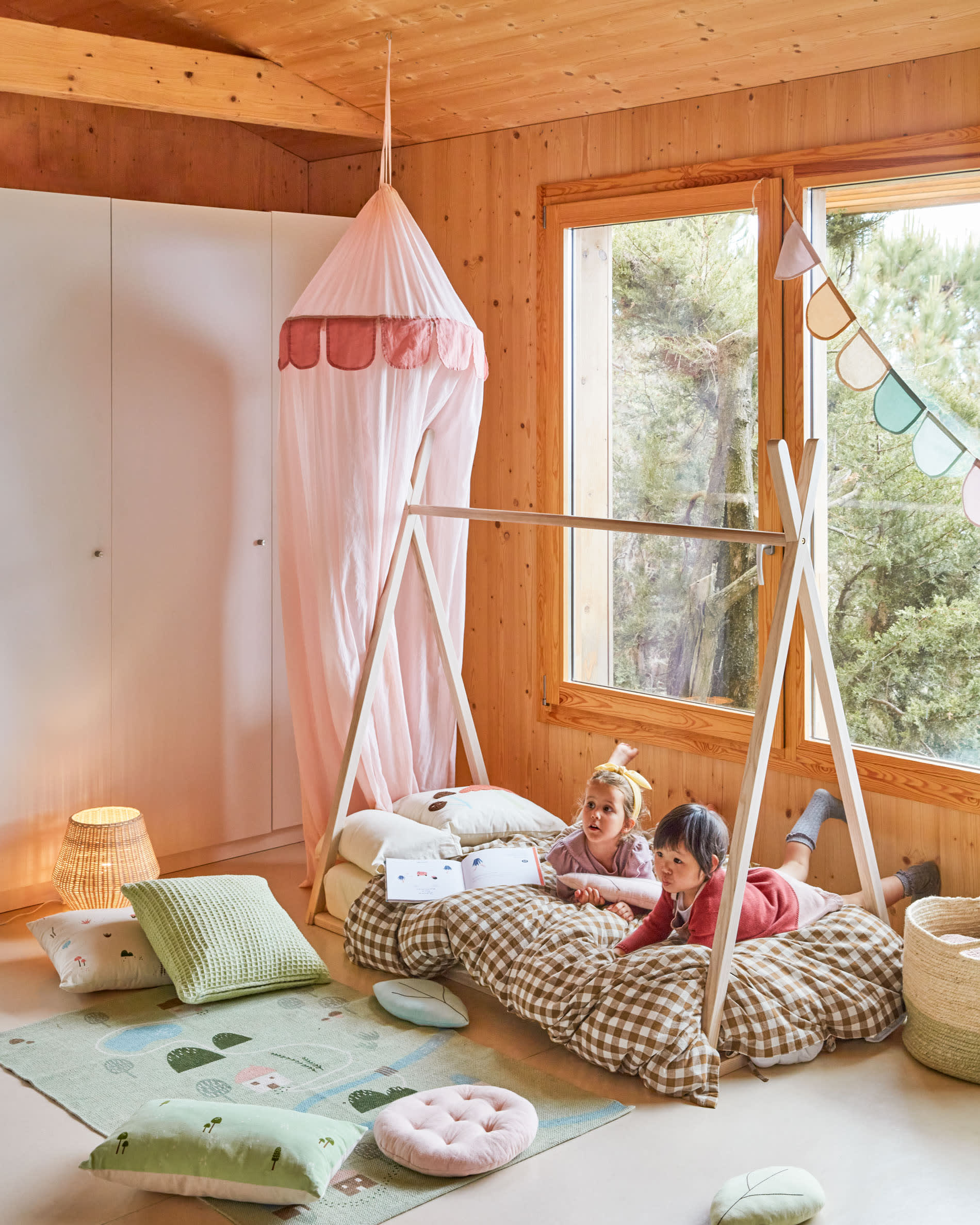 Die Valery Adaptive Foam Matratze (70 x 140 cm) von Kave Home sorgt für erholsamen Schlaf und passt perfekt in jedes Kinderbett.