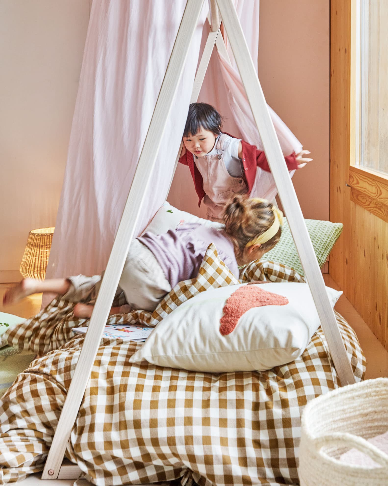 Die Valery Adaptive Foam Matratze (70 x 140 cm) von Kave Home bietet optimalen Komfort und Unterstützung für einen gesunden Schlaf im Kinderzimmer.