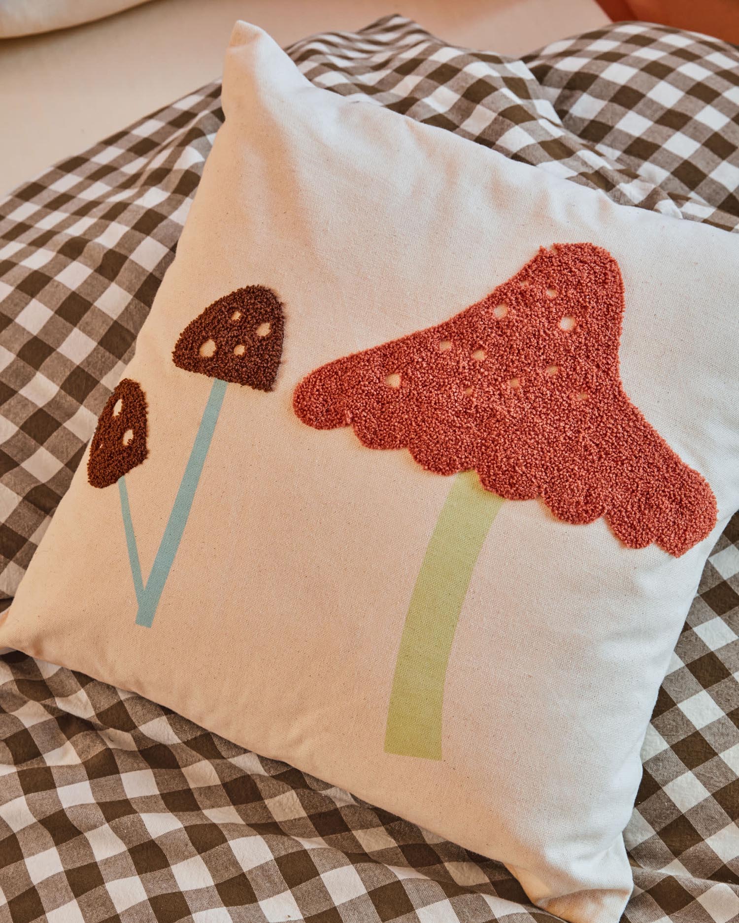 Die Valery Adaptive Foam Matratze (70 x 140 cm) von Kave Home bietet optimalen Komfort und Unterstützung für einen gesunden Schlaf im Kinderzimmer.