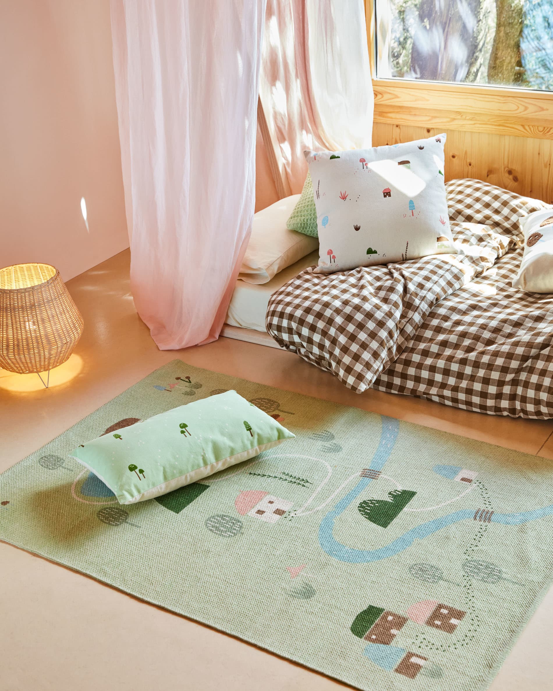 Die Valery Adaptive Foam Matratze (70 x 140 cm) von Kave Home bietet optimalen Komfort und Unterstützung für einen gesunden Schlaf im Kinderzimmer.