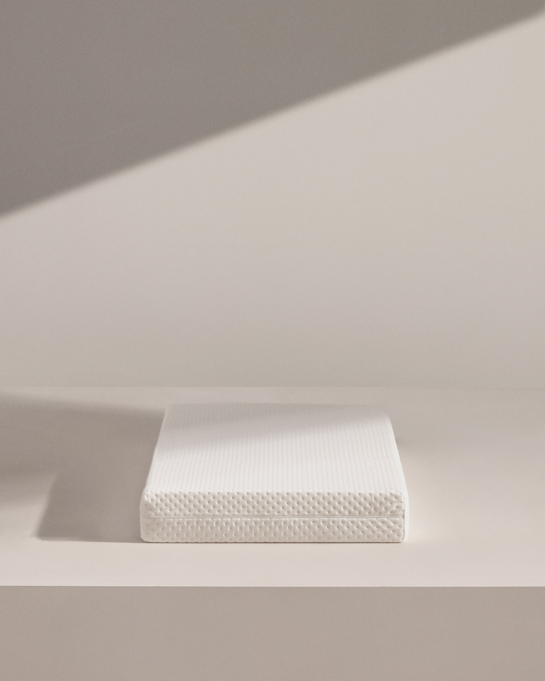 Die Valery Adaptive Foam Matratze (70 x 140 cm) von Kave Home sorgt für erholsamen Schlaf und passt perfekt in jedes Kinderbett.