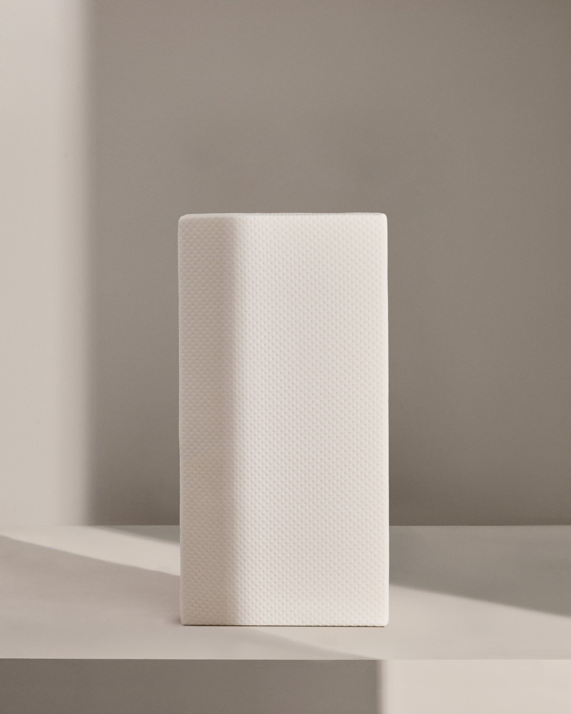 Die Valery Adaptive Foam Matratze (70 x 140 cm) von Kave Home bietet optimalen Komfort und Unterstützung für einen gesunden Schlaf im Kinderzimmer.