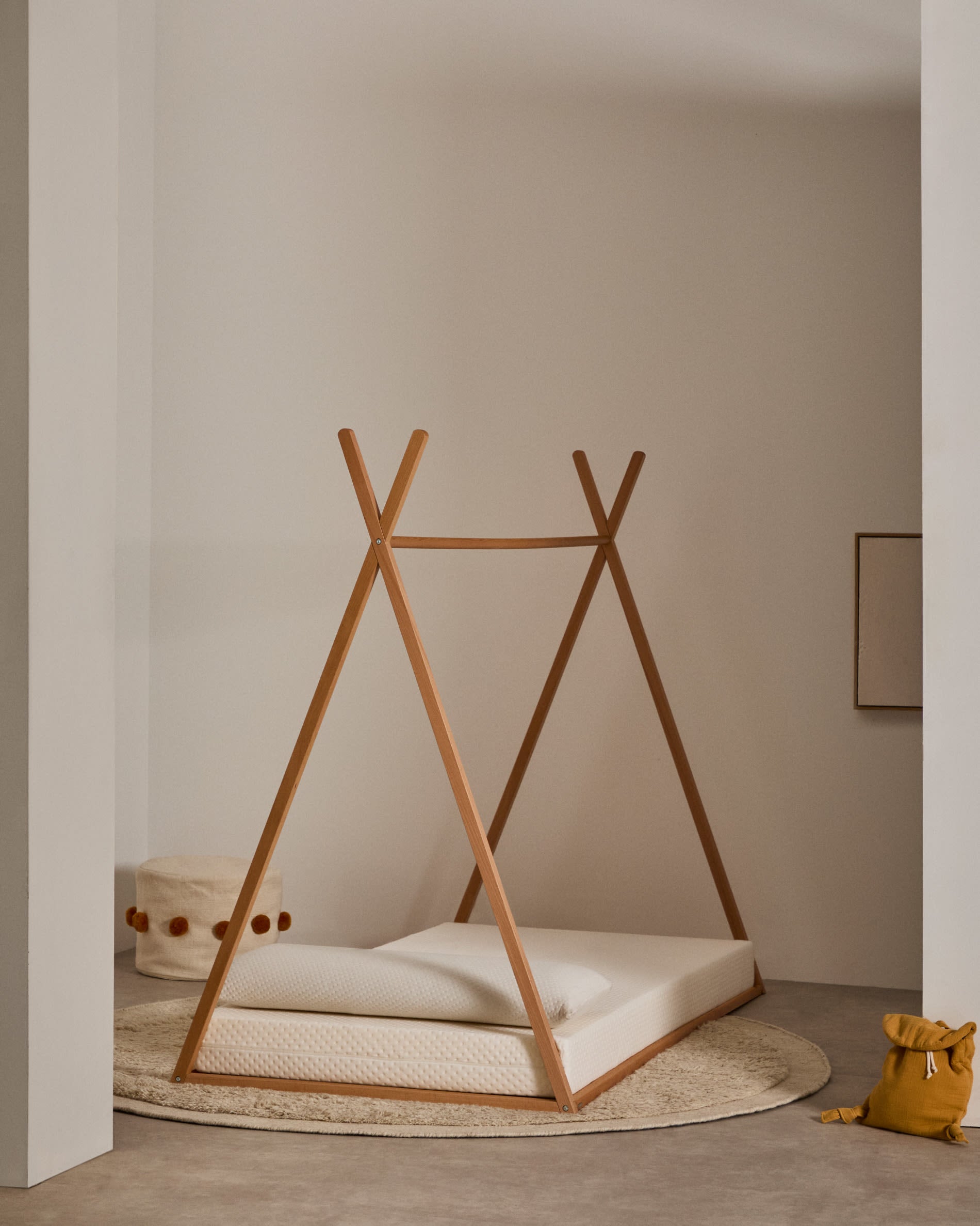 Die Valery Adaptive Foam Matratze (70 x 140 cm) von Kave Home sorgt für erholsamen Schlaf und passt perfekt in jedes Kinderbett.