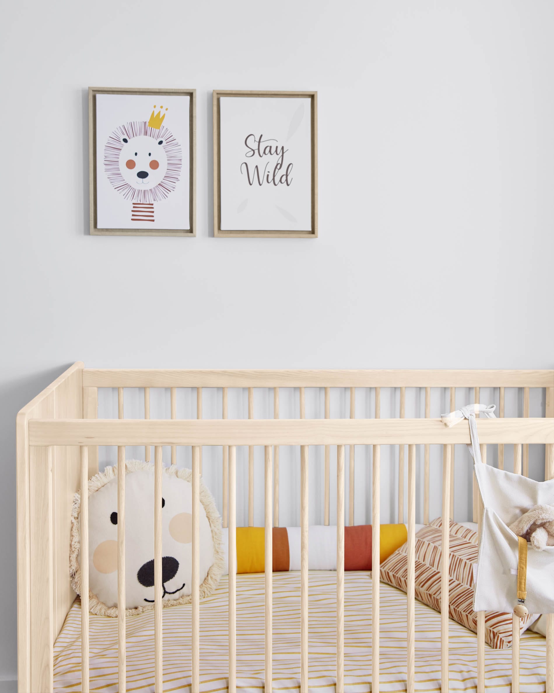 Die Valery Adaptive Foam Matratze (70 x 140 cm) von Kave Home sorgt für erholsamen Schlaf und passt perfekt in jedes Kinderbett.