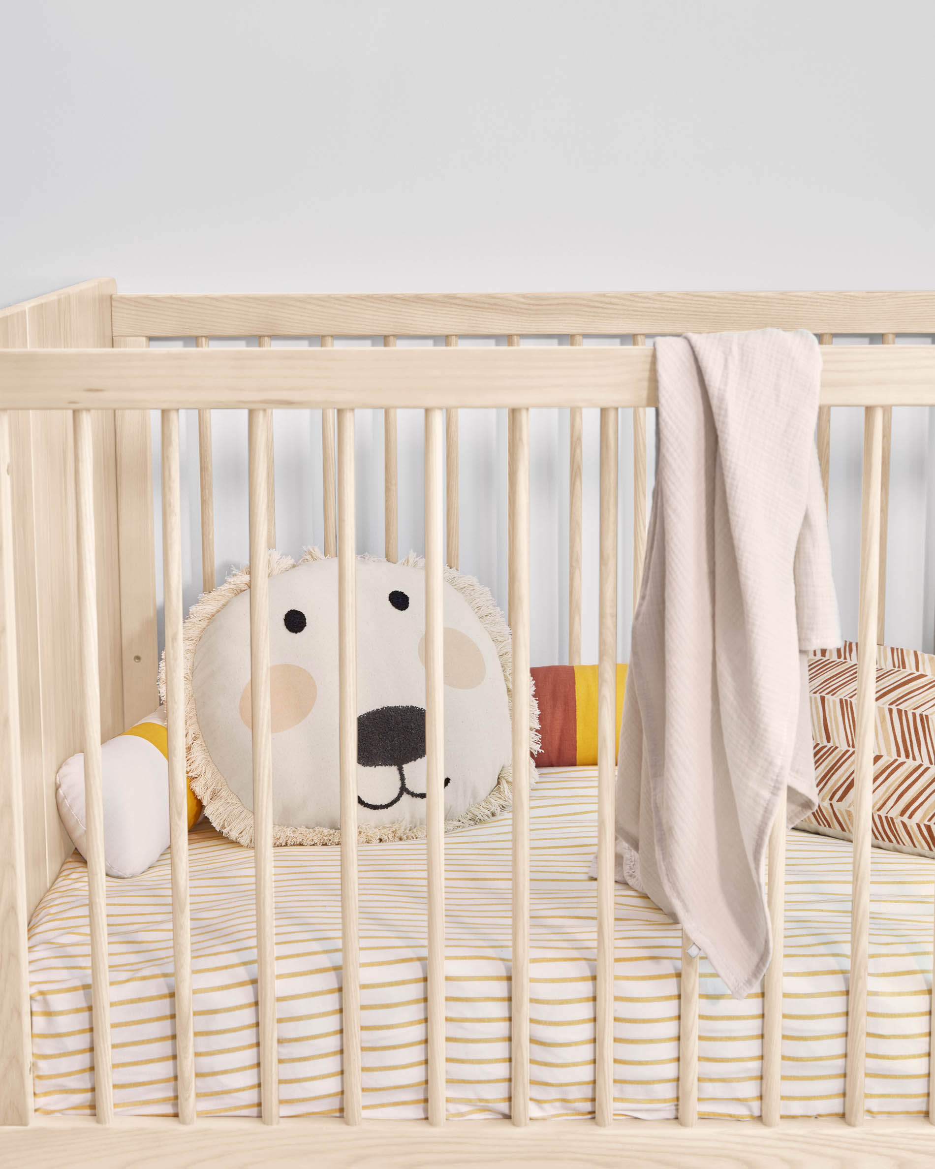 Die Valery Adaptive Foam Matratze (70 x 140 cm) von Kave Home bietet optimalen Komfort und Unterstützung für einen gesunden Schlaf im Kinderzimmer.