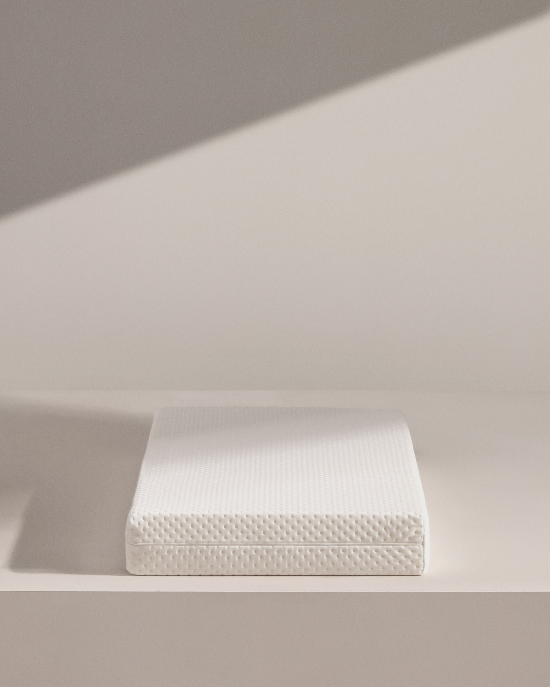 Die Valery Adaptive Foam Matratze 90 x 190 cm von Kave Home bietet optimalen Schlafkomfort, einfache Reinigung und höchste Sicherheit für dein Kind.