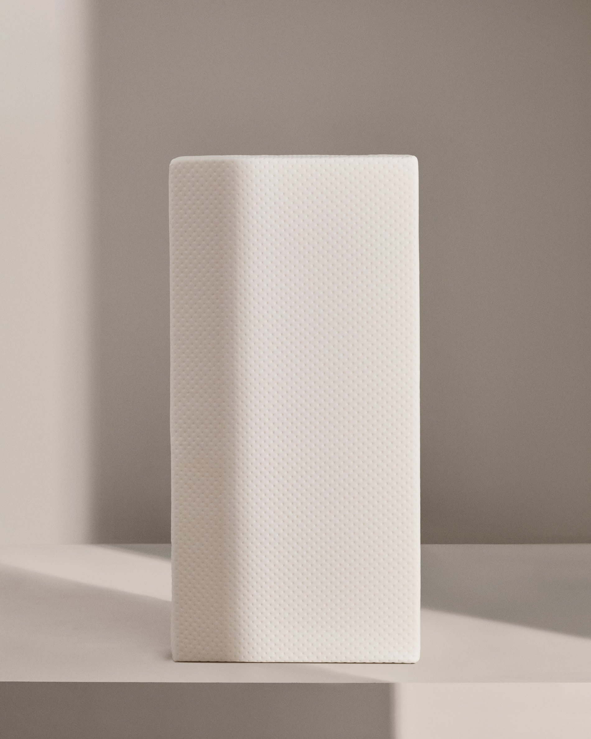 Die Valery Adaptive Foam Matratze 90 x 190 cm von Kave Home vereint Komfort, Hygiene und Sicherheit für einen erholsamen Schlaf deines Kindes.