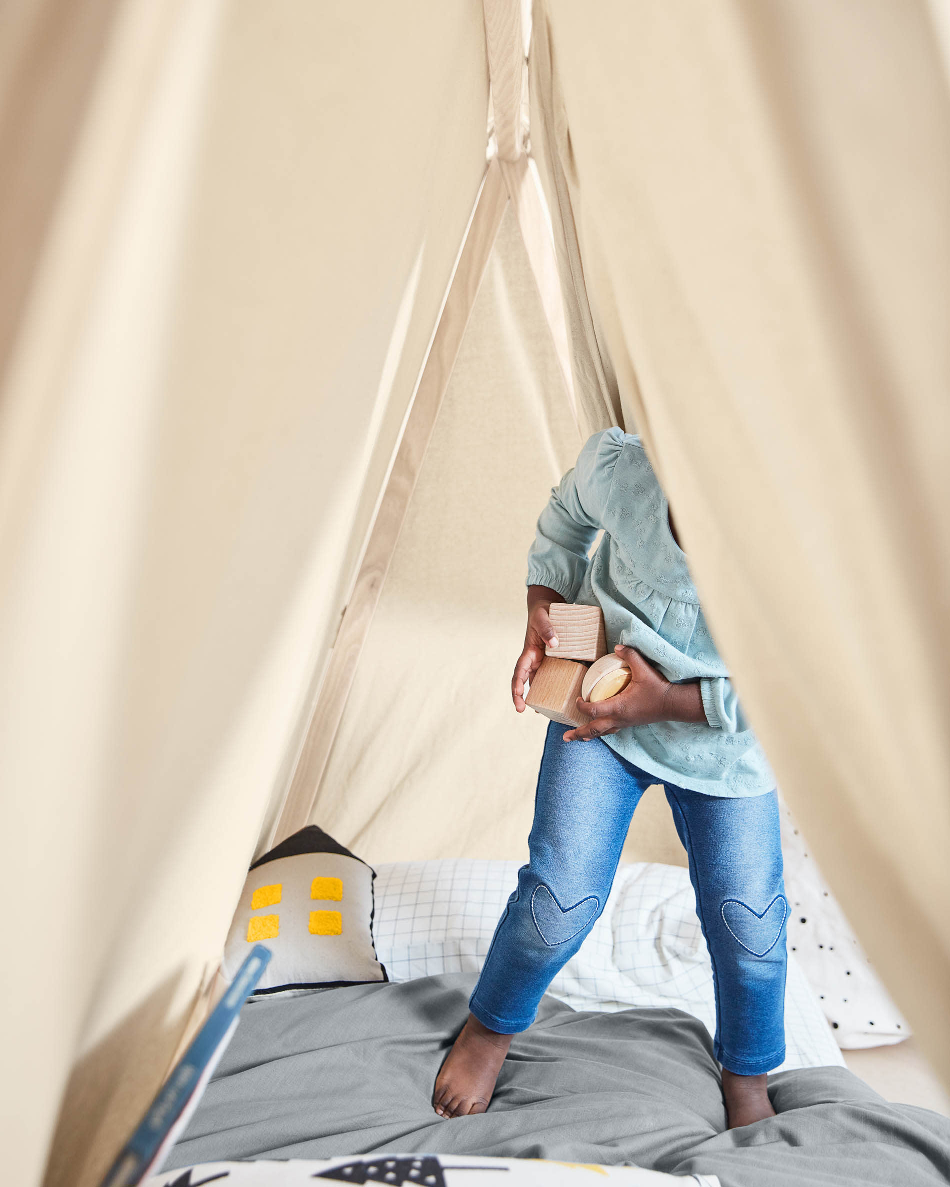 Die Valery Adaptive Foam Matratze 90 x 190 cm von Kave Home bietet ergonomischen Schlafkomfort, ist pflegeleicht und ideal für Kinderbetten.