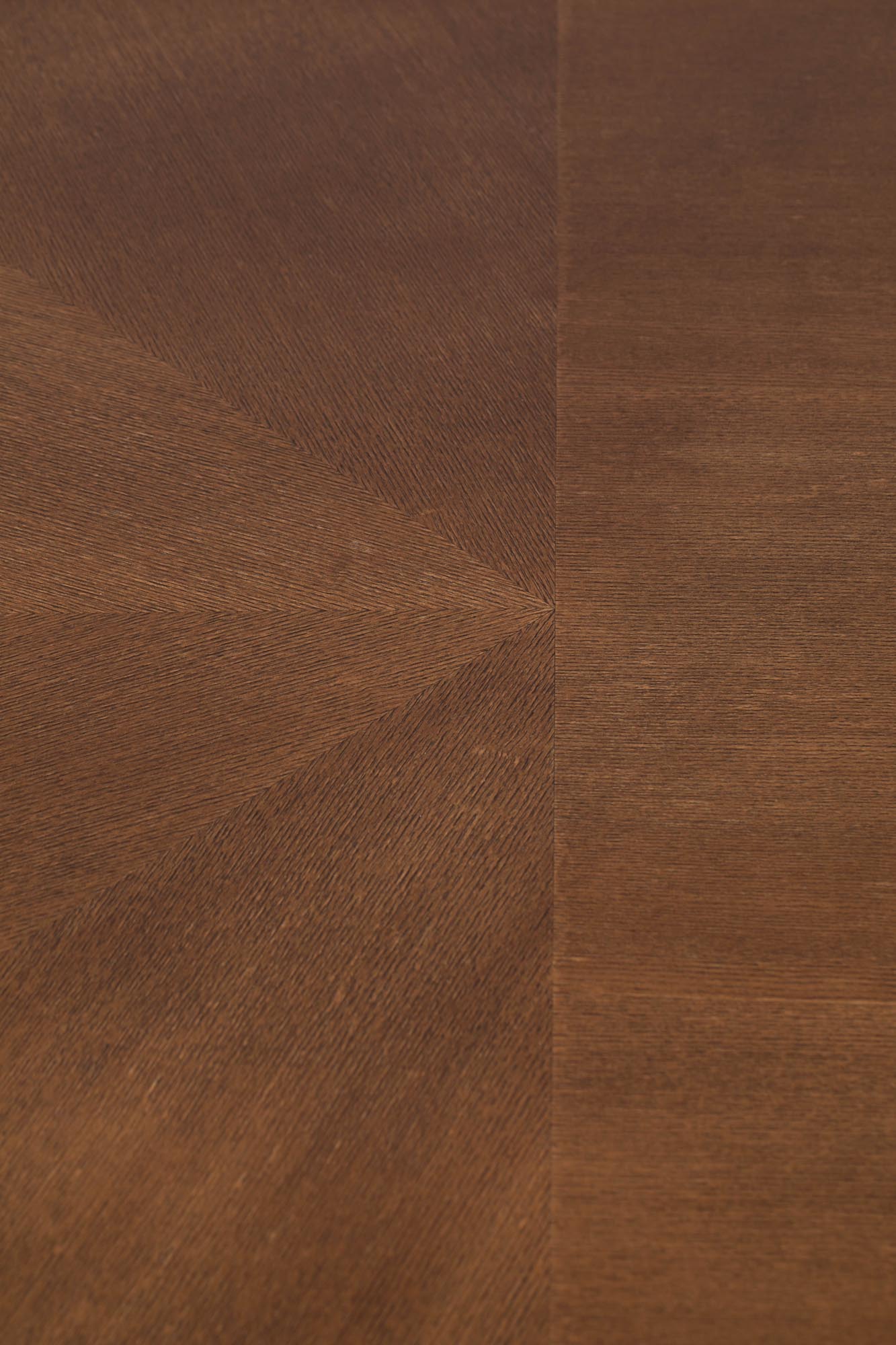 Entdecken Sie den Esstisch Denise von White Label Living – ein eleganter Tisch aus robustem Holz, perfekt für jede Gelegenheit und jeden Einrichtungsstil.