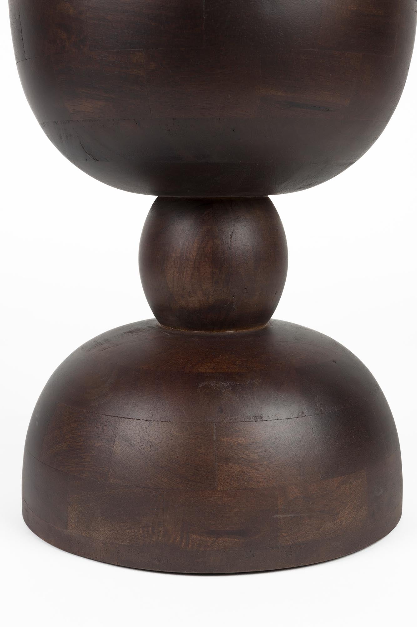 Entdecken Sie den eleganten Beistelltisch Izzy von White Label Living – aus hochwertigem Mango-Holz, ideal für kleine Räume und vielseitig einsetzbar.