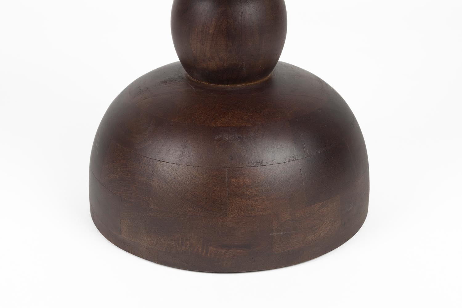 Der Beistelltisch Izzy von White Label Living vereint stilvolles Design und Funktionalität. Hergestellt aus langlebigem Mango-Holz, passt er perfekt in jedes Zuhause.