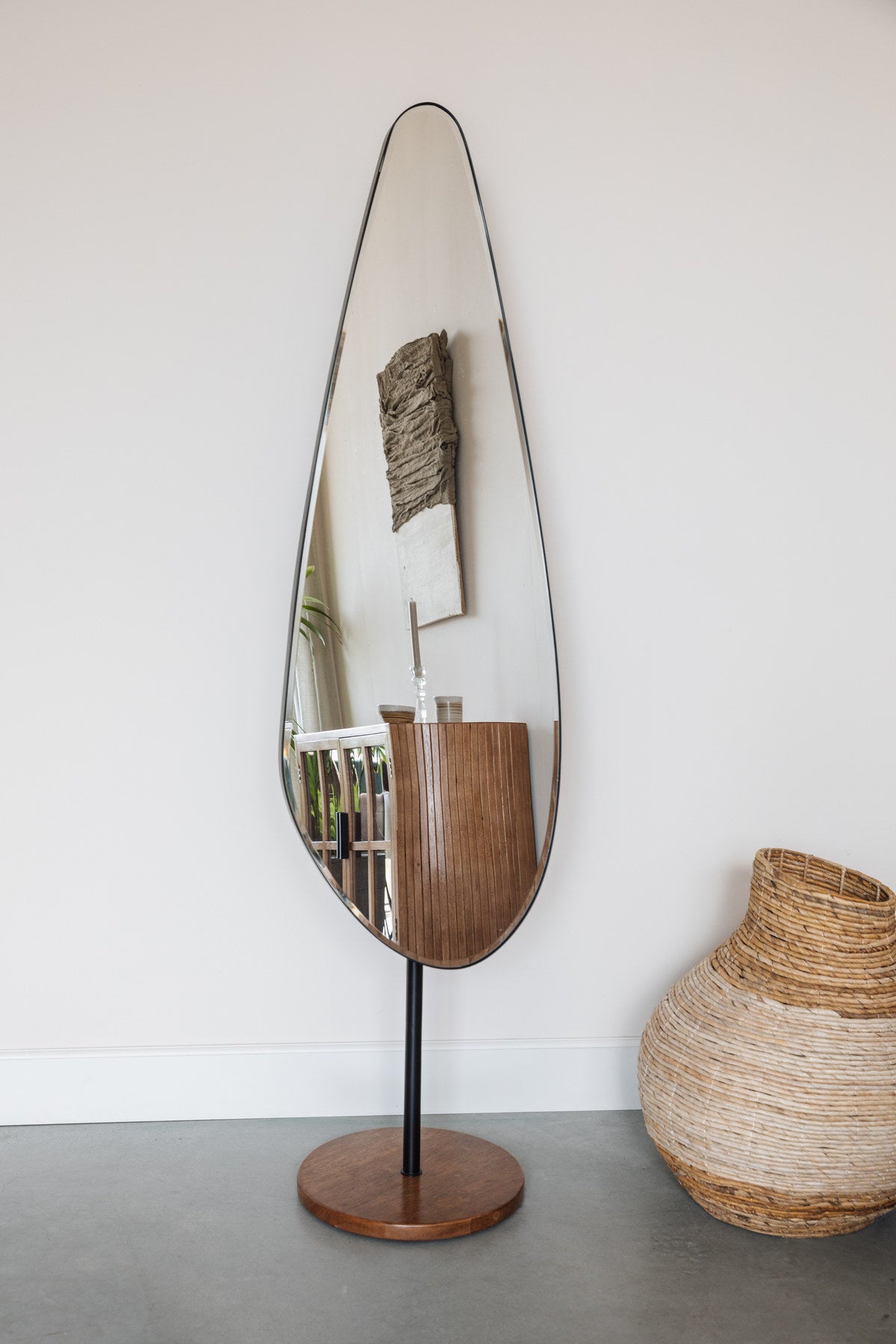 Dropz Mirror in Schwarz präsentiert im Onlineshop von KAQTU Design AG. Standspiegel ist von White Label Living