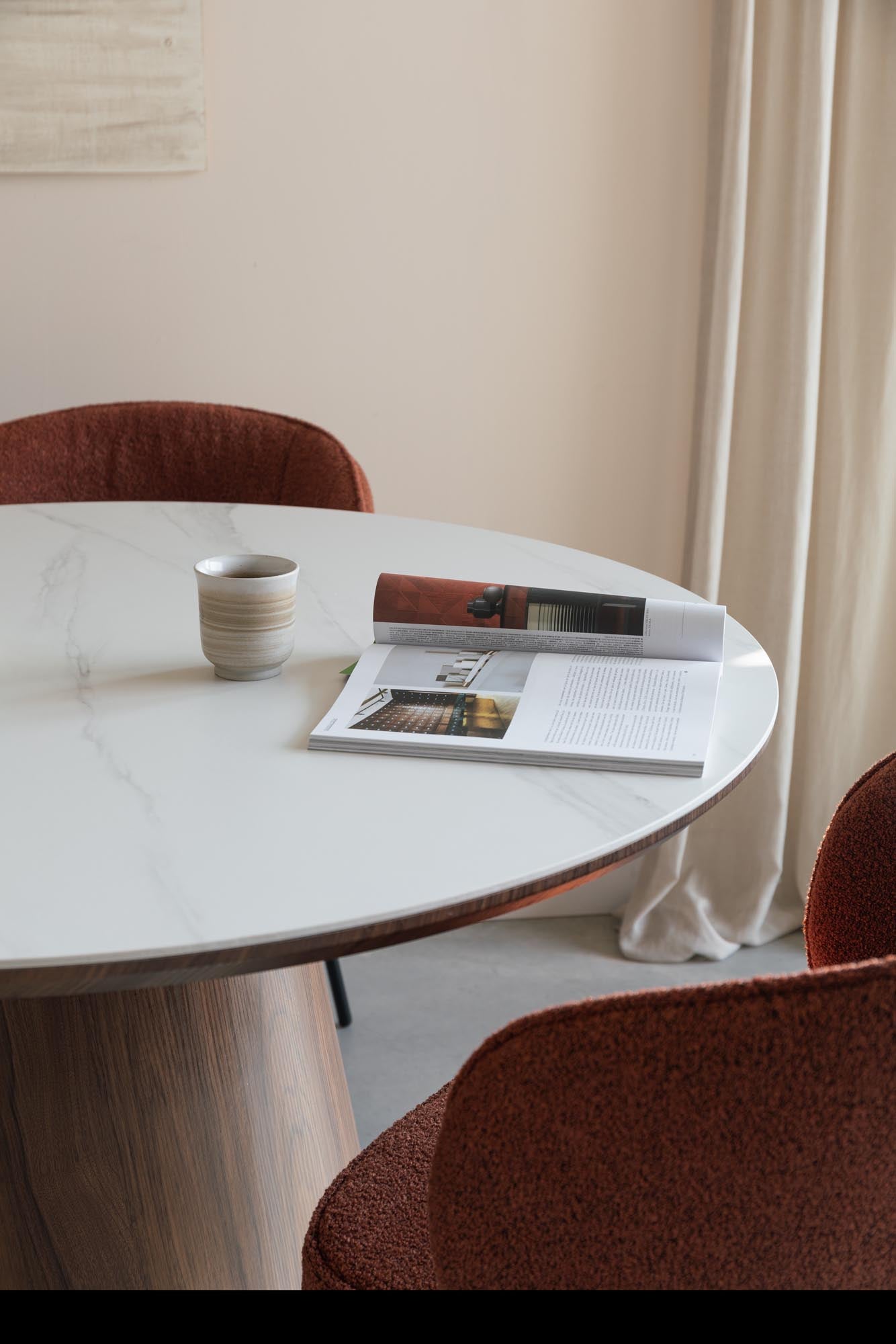 Almira Esstisch Oval: Stilvoller Esstisch aus hochwertigem MDF, ideal für moderne Esszimmer. Perfekt für gesellige Anlässe.