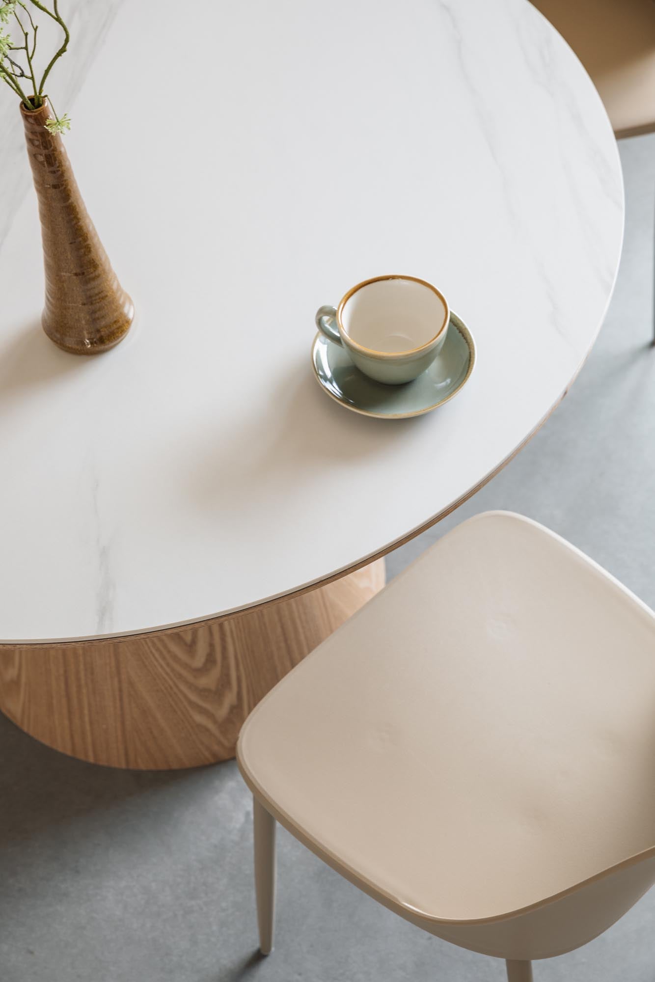 Der Almira Esstisch Round von White Label Living vereint stilvolles Design und Funktionalität, ideal für gemütliche Esszimmer-Momente.