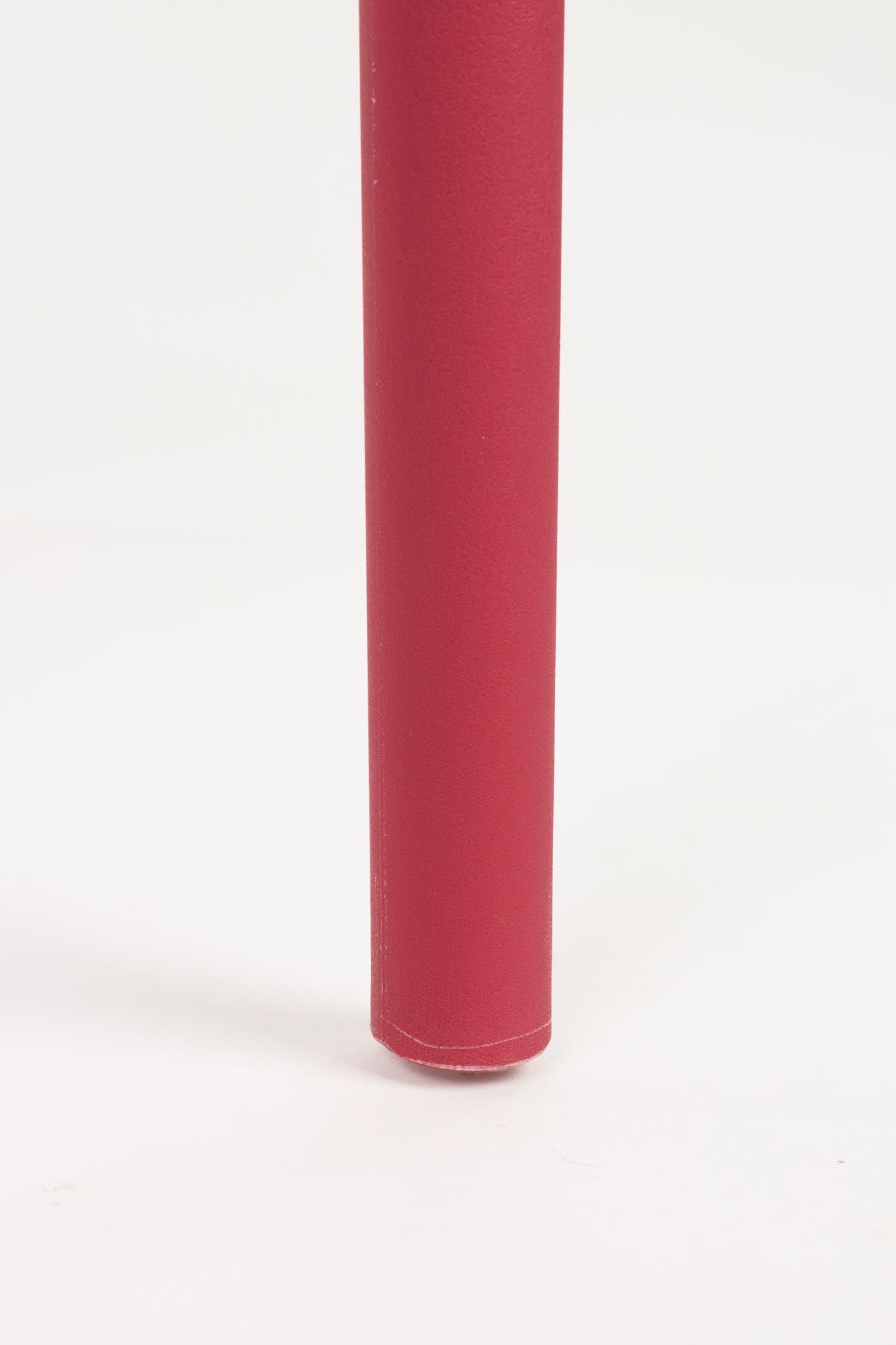 Bringen Sie Farbe in Ihren Außenbereich mit dem Gartenstuhl Serra Red von White Label Living – modern, robust und ideal für jeden Raum!