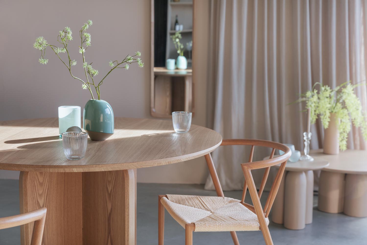 Der Esstisch Laurent Natural von White Label Living vereint stilvolle Eleganz und Funktionalität. Ideal für kleine Räume, bietet er Platz für 4 Personen und ist pflegeleicht.
