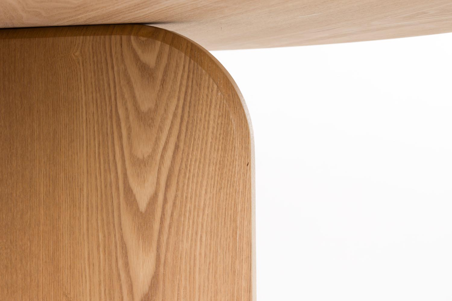 Der Esstisch Laurent Natural von White Label Living ist der perfekte runde Tisch für 4 Personen. Mit seinem eleganten Design und der warmen Holzoptik bringt er Stil in jeden Essbereich.