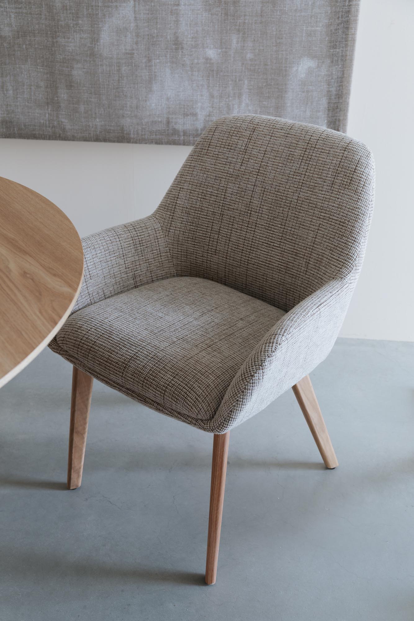 Entdecken Sie den stilvollen Stuhl Loua von White Label Living – gepolstert, nachhaltig und perfekt für Ihr modernes Zuhause.