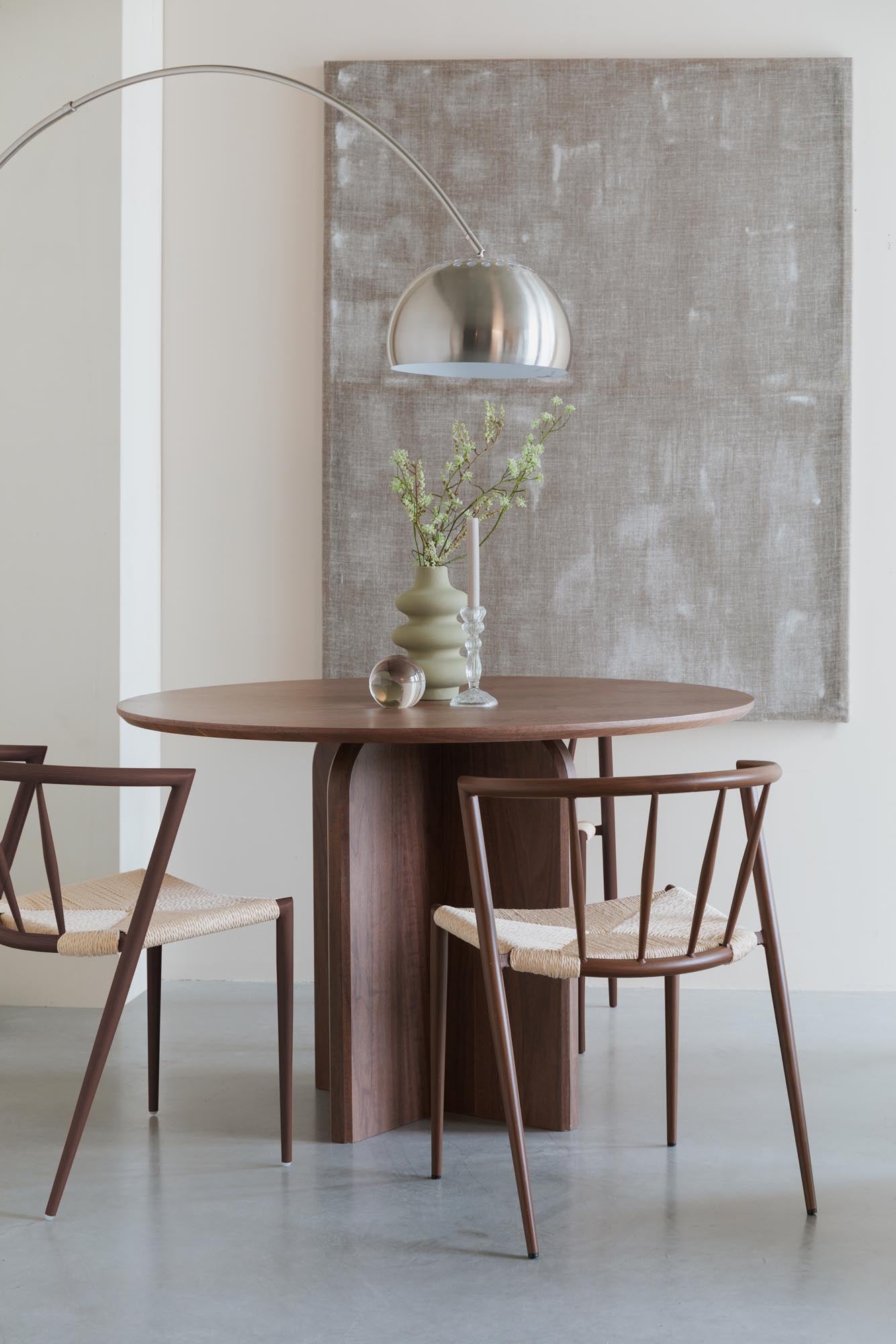 Entdecken Sie den Che Walnut Stuhl von White Label Living – ein stilvoller Esszimmerstuhl, der Komfort und einzigartiges Design vereint.