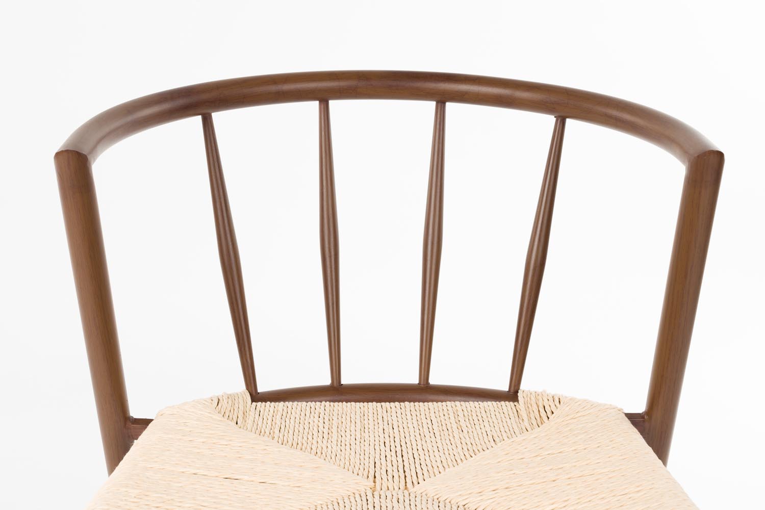 Entdecken Sie den Che Walnut Stuhl von White Label Living – ein stilvoller Esszimmerstuhl, der Vintage-Charme und modernen Komfort vereint.