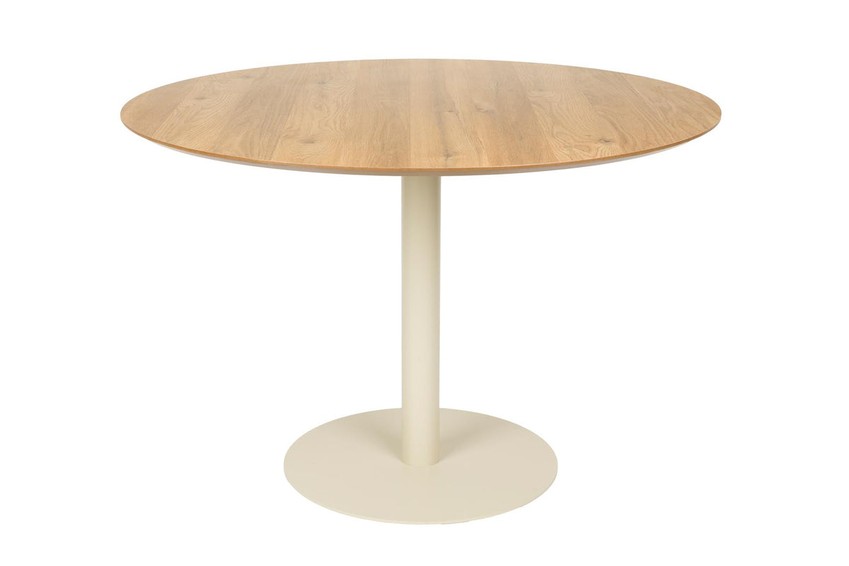 Runder Esstisch Steven mit Tischplatte in Eichenholz-Optik aus Melamin und schlankem, beige pulverbeschichtetem Metallbein, freigestellt.