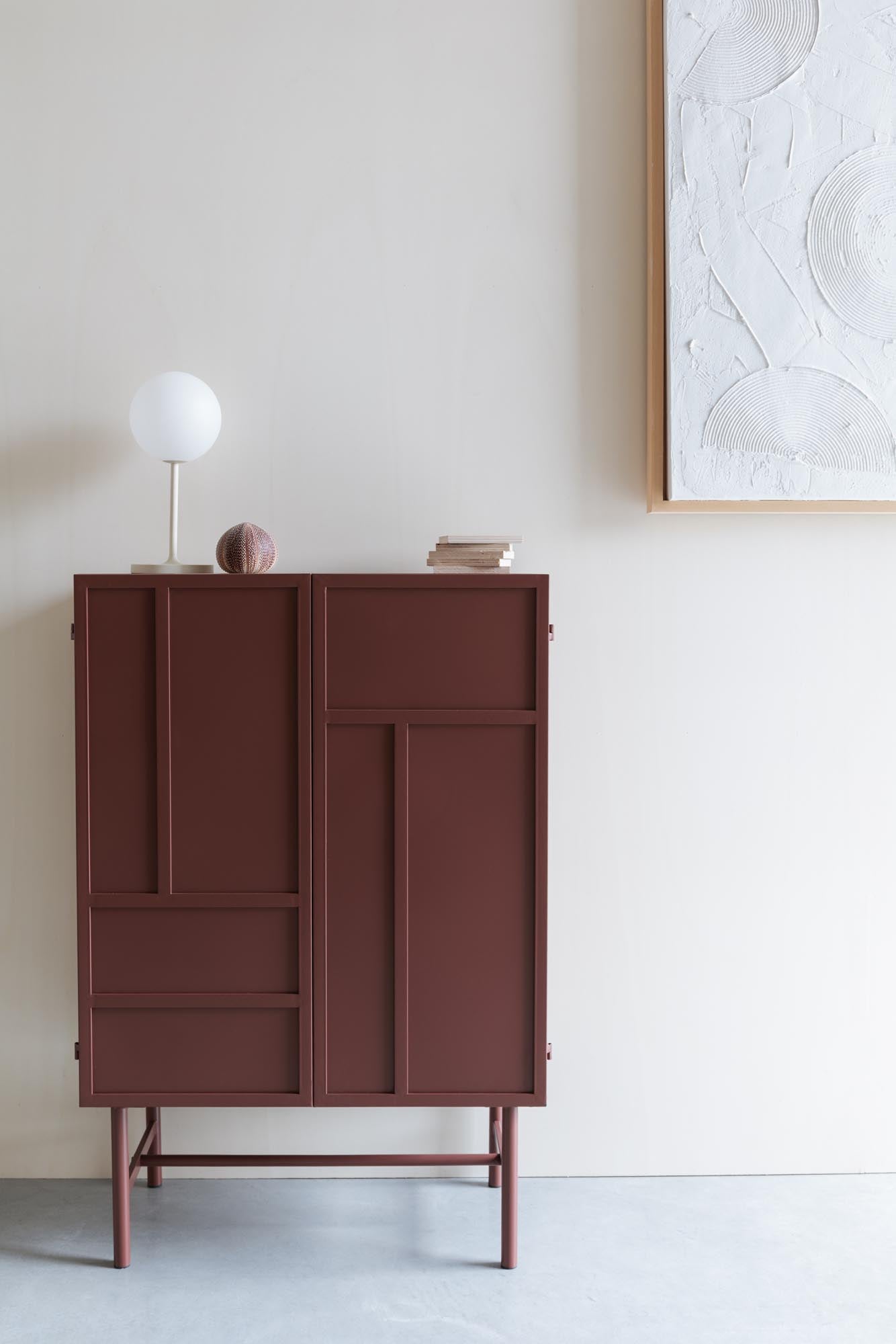 Erleben Sie den Cabinet Davis von White Label Living: Ein stilvolles Terrakotta-Möbelstück, das Eleganz und praktische Aufbewahrung harmonisch verbindet.