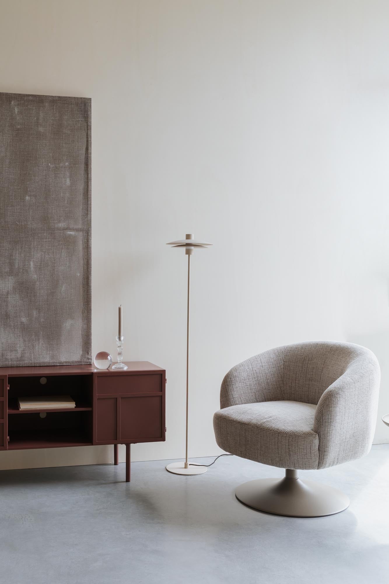 Das Sideboard Davis von White Label Living begeistert mit modernem Retro-Design, hochwertiger Metallverarbeitung und vielseitigem Stauraum.