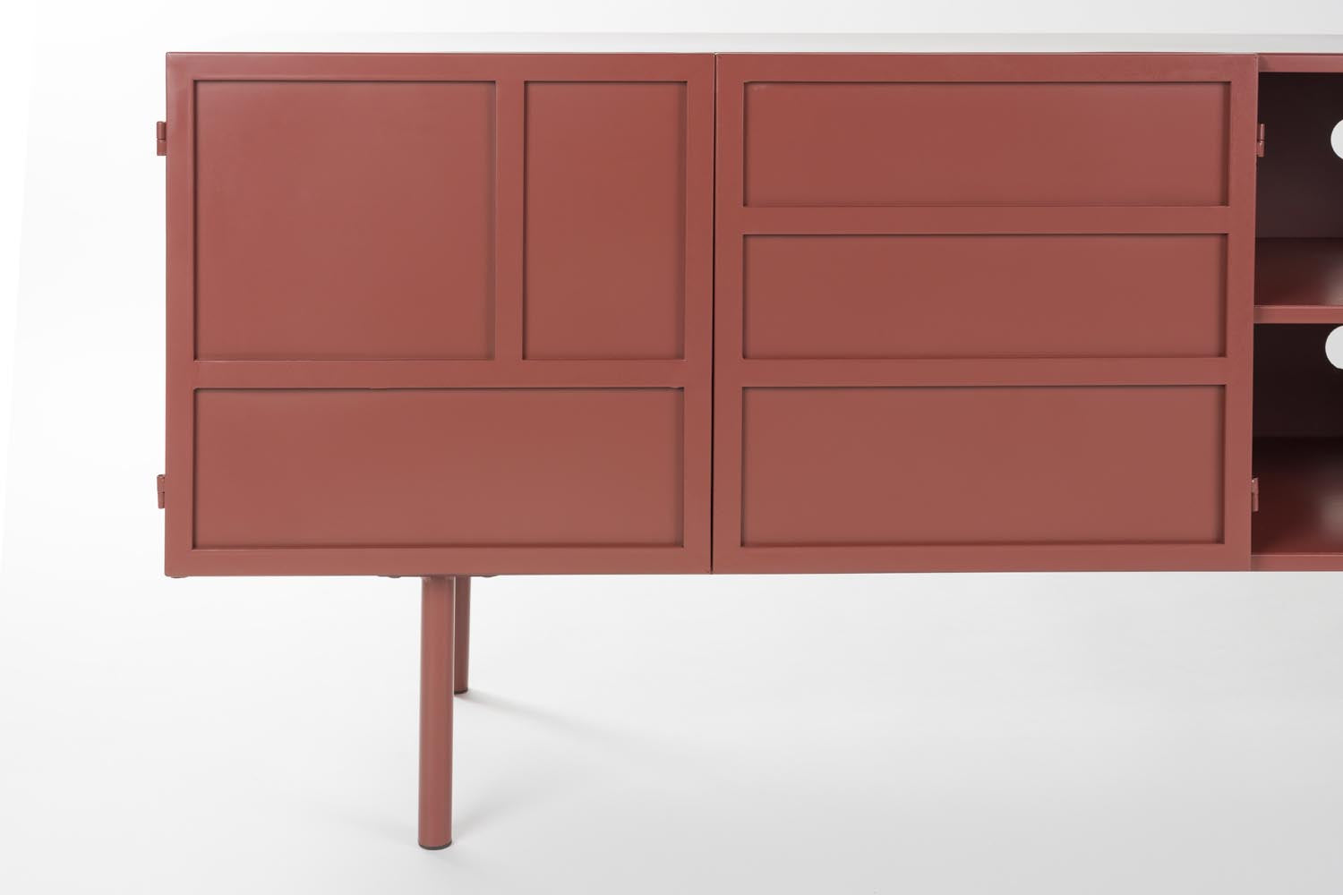 Entdecken Sie das Sideboard Davis von White Label Living – ein stilvolles Möbelstück aus robustem Metall in modernem Terrakotta, das Eleganz und Funktionalität vereint.