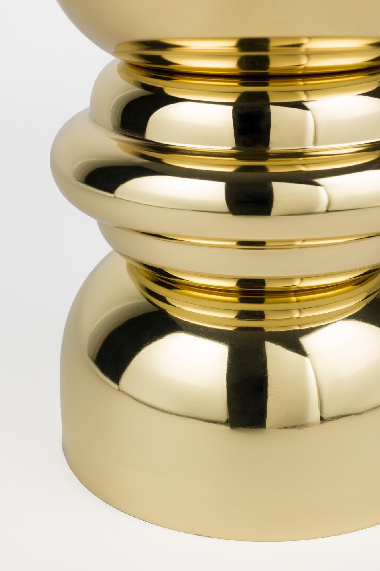 Erleben Sie den Beistelltisch Kinga Gold von White Label Living – ein elegantes Designhighlight, das jedem Raum einen Hauch von Luxus verleiht.