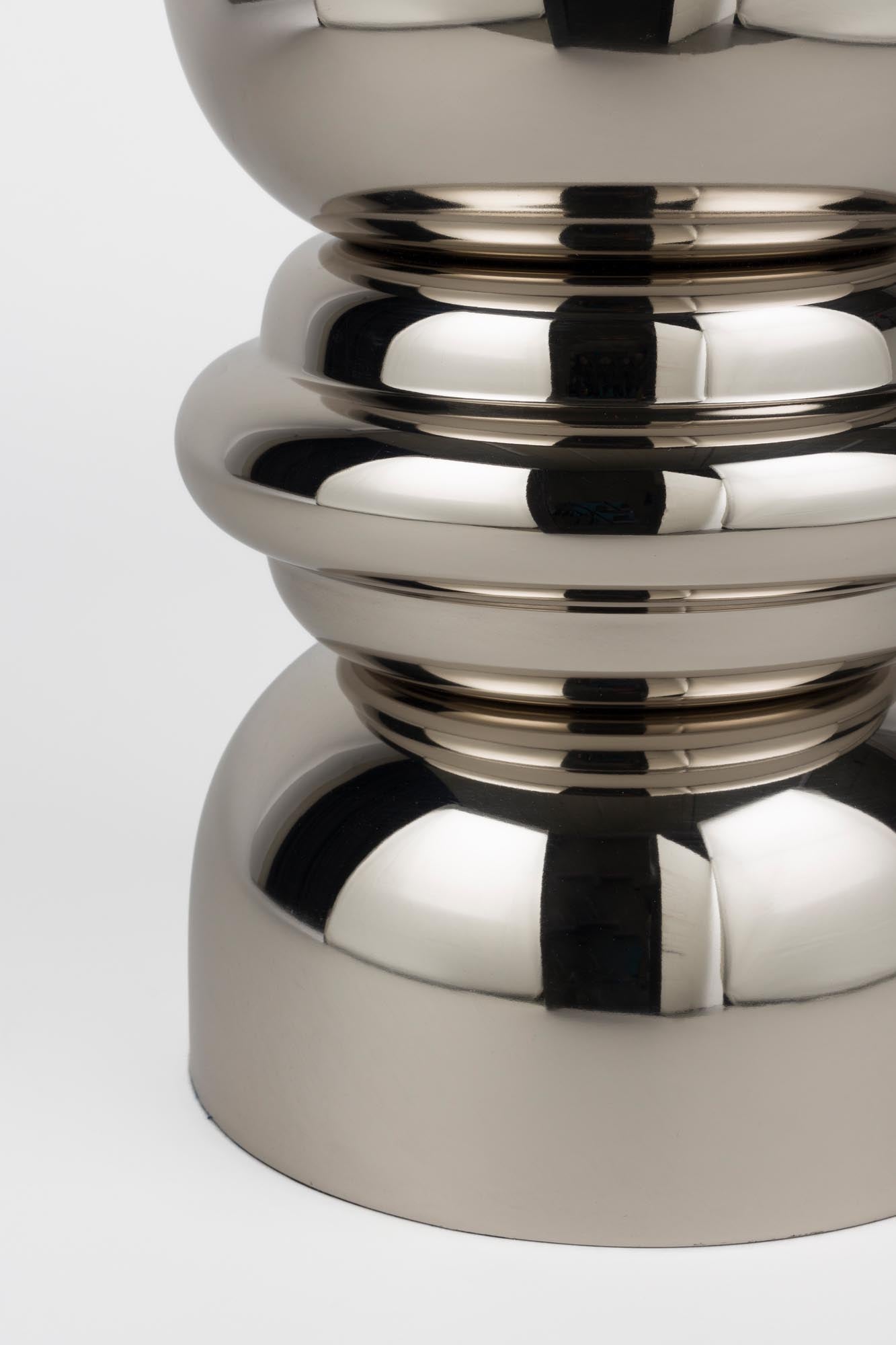 Verleihen Sie Ihrem Zuhause mit dem Beistelltisch Kinga Silver von White Label Living einen Hauch von Luxus. Seine elegante Form und spiegelnde Oberfläche machen ihn zum perfekten Blickfang in jedem Raum.