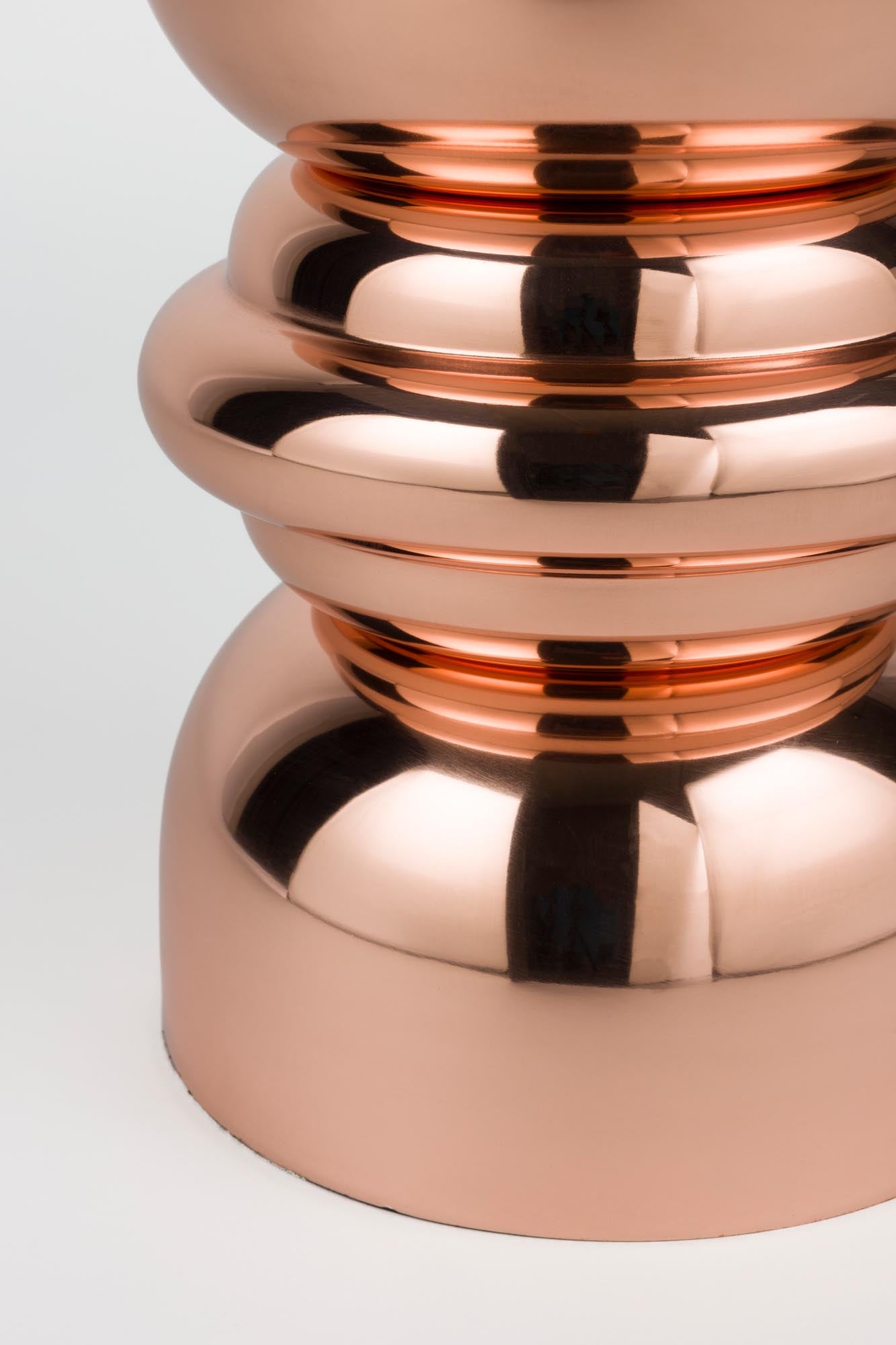 Erleben Sie den Beistelltisch Kinga Copper von White Label Living – ein stilvolles Möbelstück, das mit seiner Kupferoberfläche und skulpturalen Form begeistert.