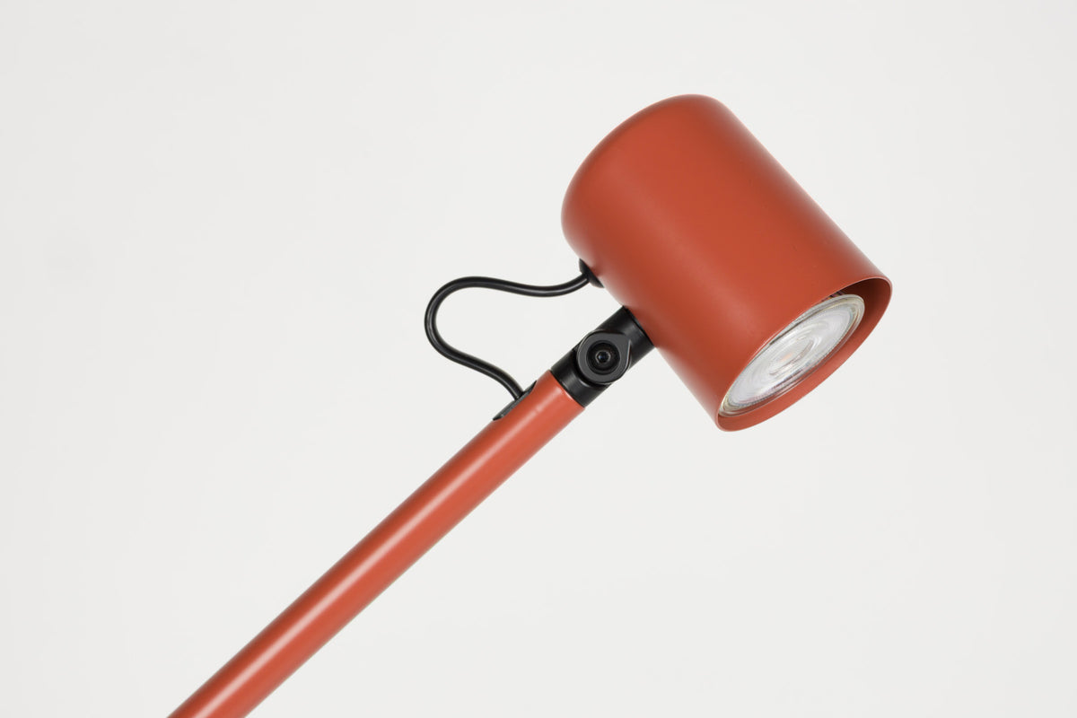 Stehleuchte Aero aus matt pulverbeschichtetem Metall mit kleinem Schirm und flachem Fuss