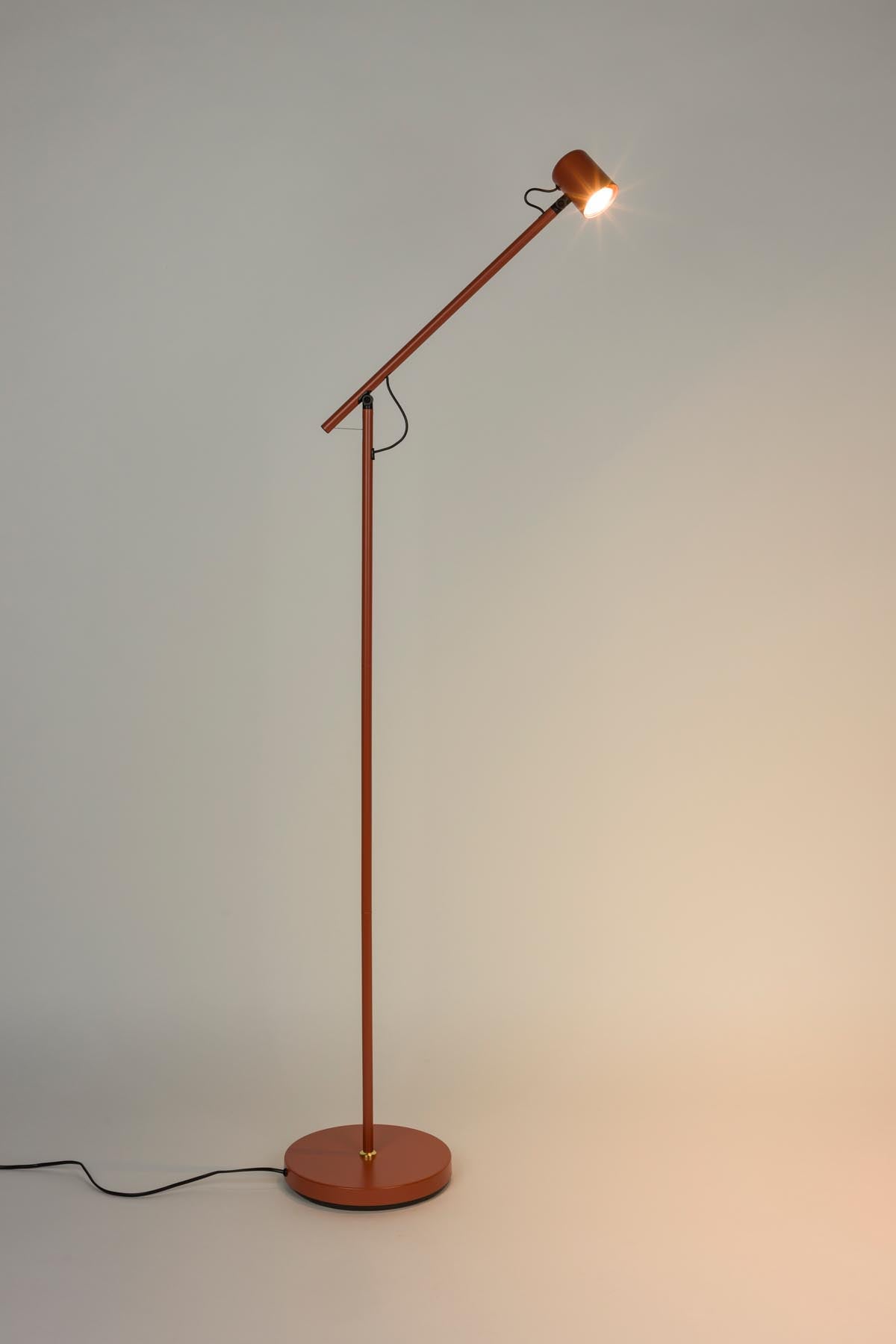 Stehlampe Aero in Rot präsentiert im Onlineshop von KAQTU Design AG. Stehleuchte ist von White Label Living