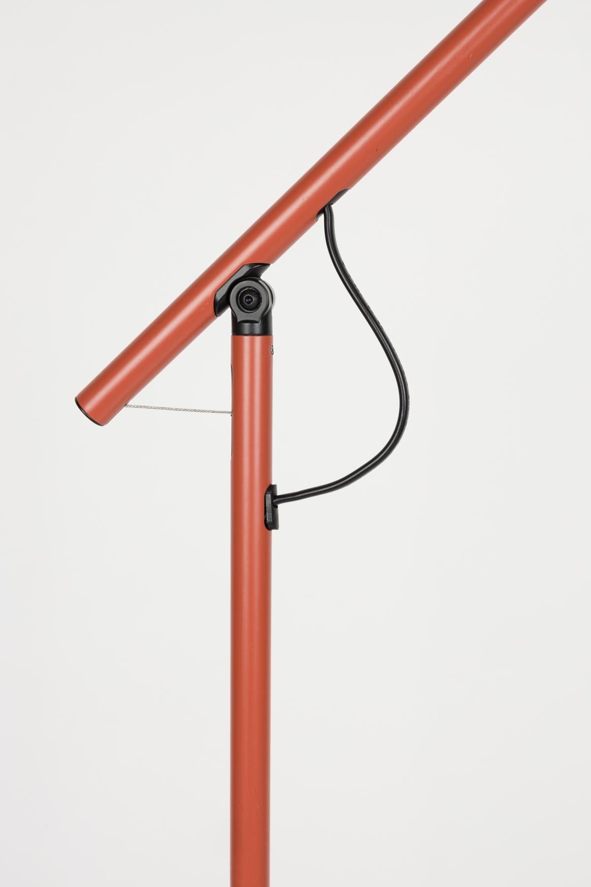Stehlampe Aero in Rot präsentiert im Onlineshop von KAQTU Design AG. Stehleuchte ist von White Label Living
