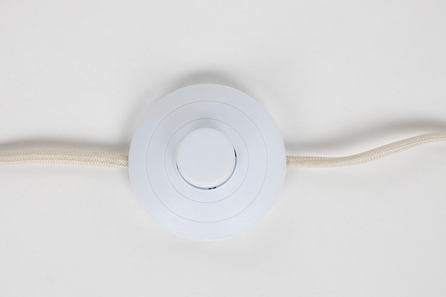 Die Stehleuchte Susie Beige von White Label Living kombiniert stilvolle Eleganz mit praktischer Funktionalität und schafft eine einladende Atmosphäre.