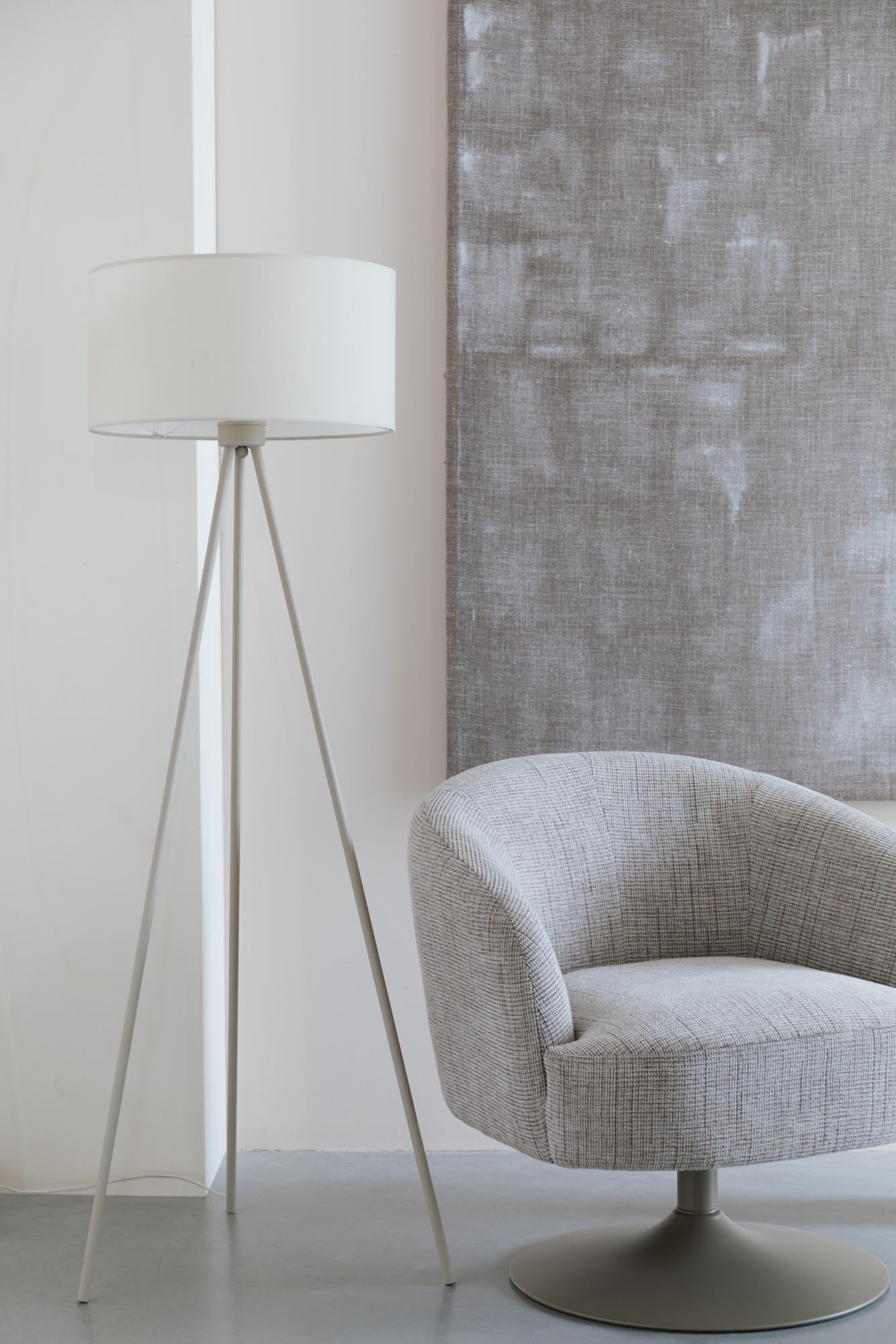 Die Stehleuchte Susie Beige von White Label Living vereint modernes Design mit warmem Licht und passt perfekt in jedes Zuhause.