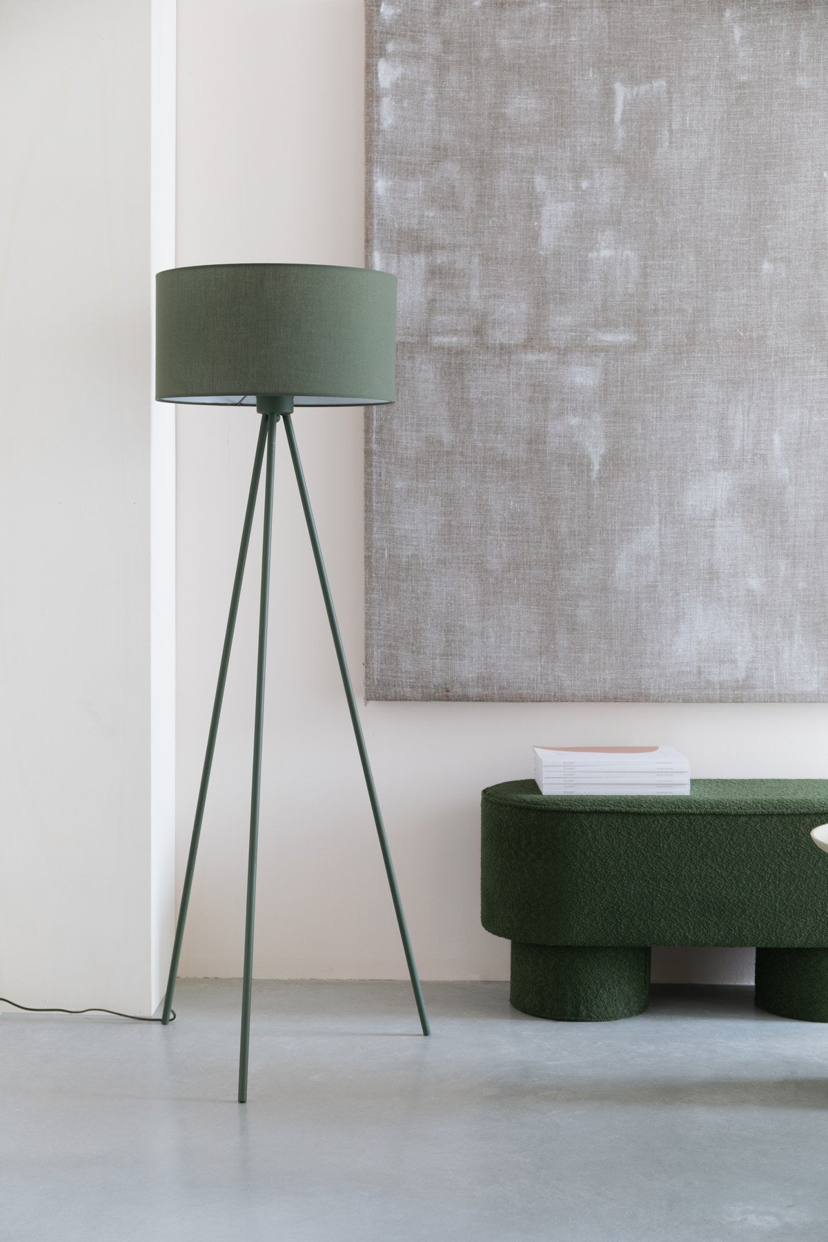 Stehleuchte Susie Green in Grün präsentiert im Onlineshop von KAQTU Design AG. Stehleuchte ist von White Label Living