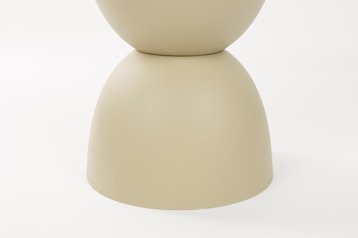 Beistelltisch Mara Outdoor in Beige aus mattem Kunststoff mit Sanduhr-Design und abnehmbarer Tischplatte, Outdoor-Möbel.